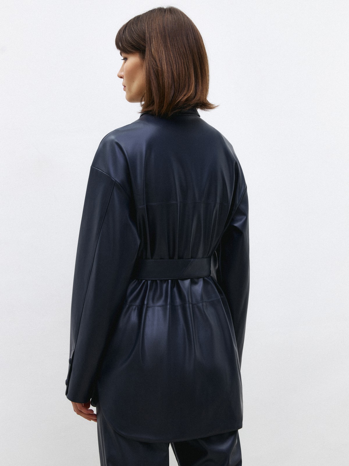 Объемный жакет из экокожи, цвет: синий Allweneed
Удлиненная рубашка-жакет из экокожи на ворсовой основе. Удобная застежка на кнопки, обтянутые экокожей. Модель с ремнем, который по желанию можно снять. Изделие с подкладочной тканьюдля приятных тактильных ощущений. Фигурный, полукруглый низ превращает рубашку-жакет в актуальную базу. Мы рады, что у нас получилась модель на каждый день, которая легко комбинируется с изделиями из коллекции. Можно носить самостоятельно или как верхнюю одежду.
На модели размер XS/S