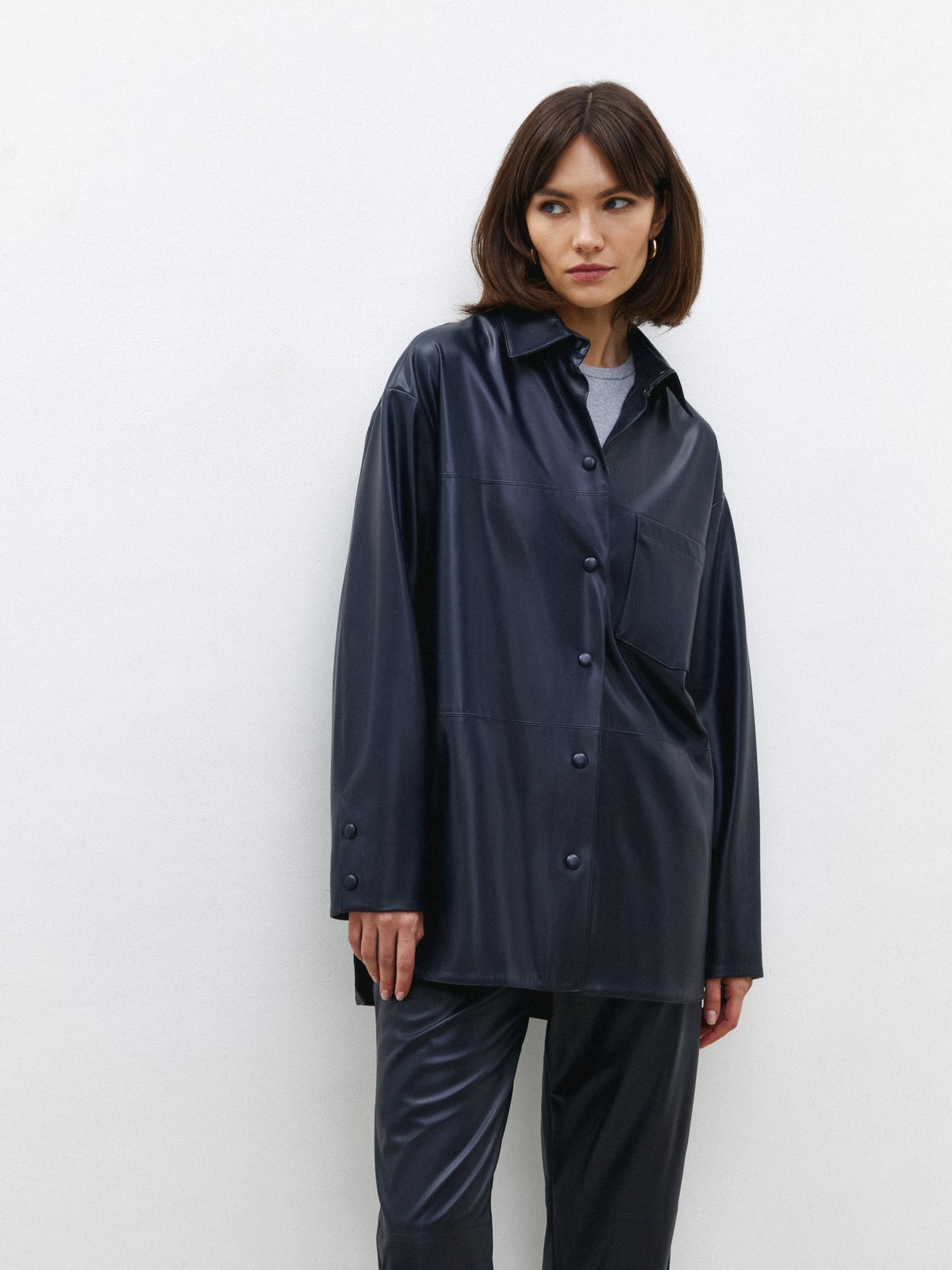 Объемный жакет из экокожи, цвет: синий Allweneed
Удлиненная рубашка-жакет из экокожи на ворсовой основе. Удобная застежка на кнопки, обтянутые экокожей. Модель с ремнем, который по желанию можно снять. Изделие с подкладочной тканьюдля приятных тактильных ощущений. Фигурный, полукруглый низ превращает рубашку-жакет в актуальную базу. Мы рады, что у нас получилась модель на каждый день, которая легко комбинируется с изделиями из коллекции. Можно носить самостоятельно или как верхнюю одежду.
На модели размер XS/S