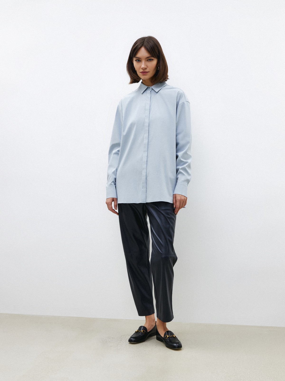 Рубашка oversize, цвет: серо-голубой Allweneed Рубашка oversize кроя с отложным воротником изастежкой на пуговицы. Длинные рукава с классическими манжетами. Слегка удлиненная спинка. Носите навыпуск или заправленной в контрастную юбку, шорты или брюки.