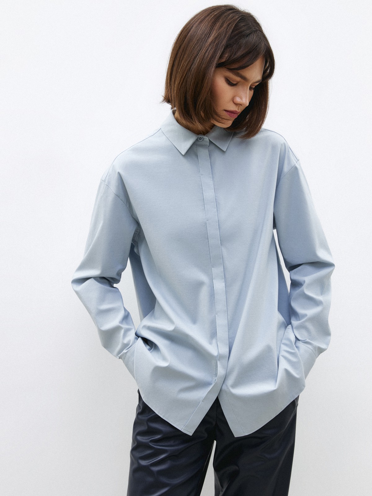 Рубашка oversize, цвет: серо-голубой Allweneed Рубашка oversize кроя с отложным воротником изастежкой на пуговицы. Длинные рукава с классическими манжетами. Слегка удлиненная спинка. Носите навыпуск или заправленной в контрастную юбку, шорты или брюки.