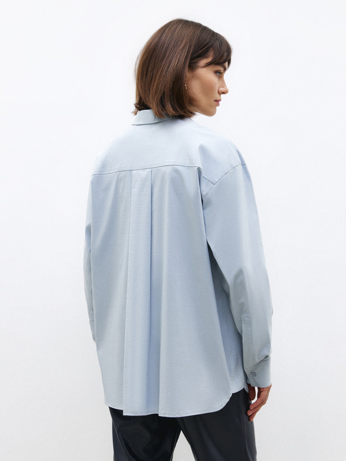 Рубашка oversize, цвет: серо-голубой Allweneed Рубашка oversize кроя с отложным воротником изастежкой на пуговицы. Длинные рукава с классическими манжетами. Слегка удлиненная спинка. Носите навыпуск или заправленной в контрастную юбку, шорты или брюки.