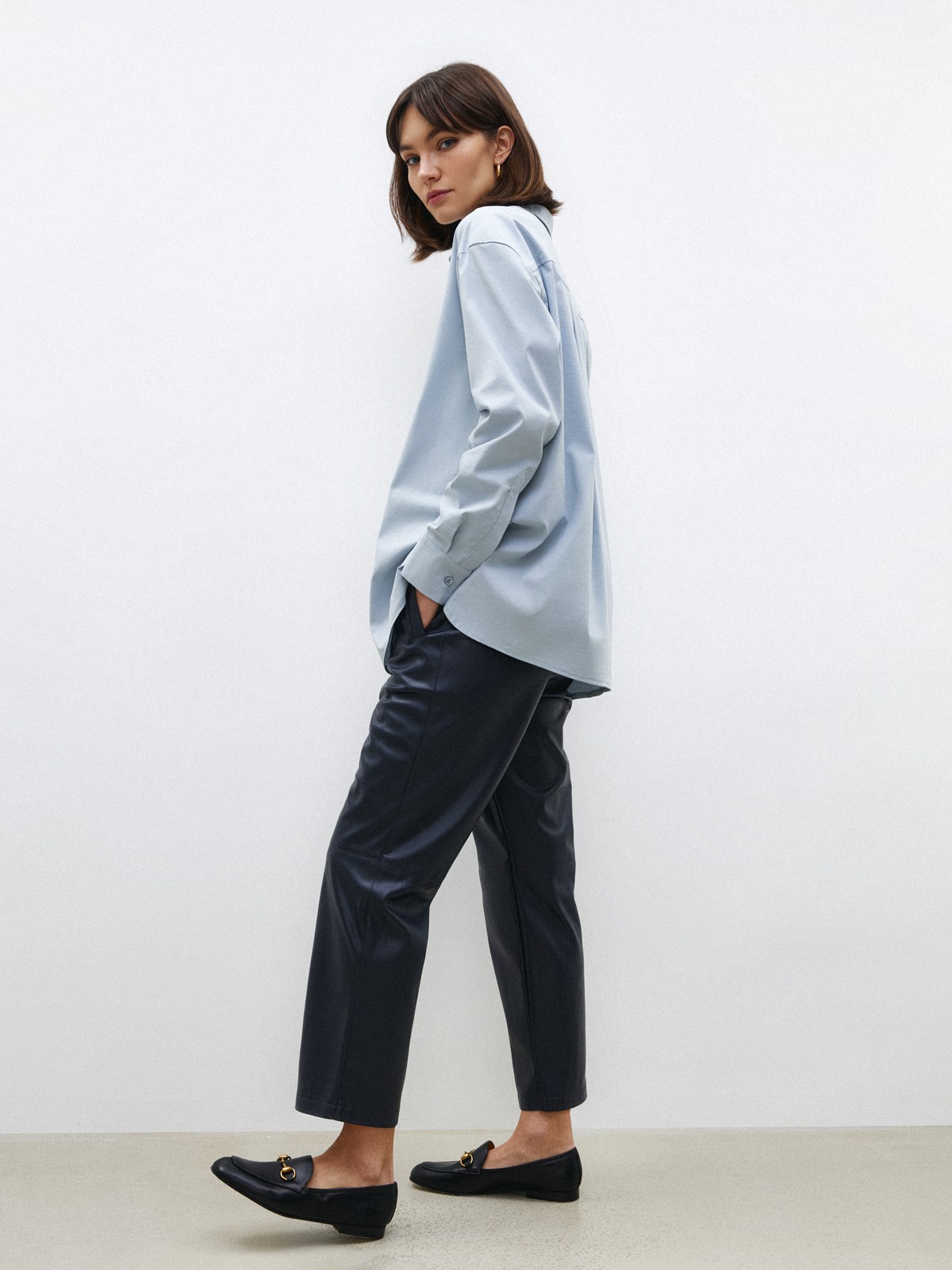 Рубашка oversize, цвет: серо-голубой Allweneed Рубашка oversize кроя с отложным воротником изастежкой на пуговицы. Длинные рукава с классическими манжетами. Слегка удлиненная спинка. Носите навыпуск или заправленной в контрастную юбку, шорты или брюки.