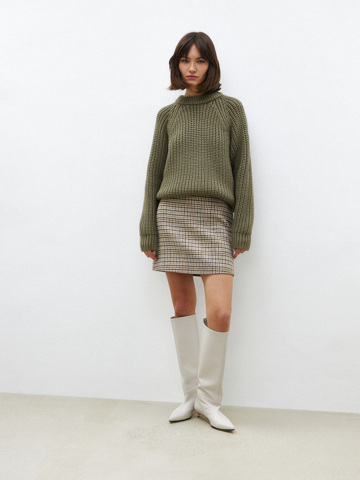 Свитер крупной вязки, цвет: светлый хаки Allweneed
Базовый свитер из шерсти. Фактурная вязка создает эффект воздушности. Модель с круглой горловиной и кантиком. Мягкий материал приятно касается кожи. Благодаря 80 % шерсти в составе свитер согревает в холодную погоду. Носите каждый день с любимыми джинсами и брюками. Два цвета на ваш выбор.
На модели размер one size