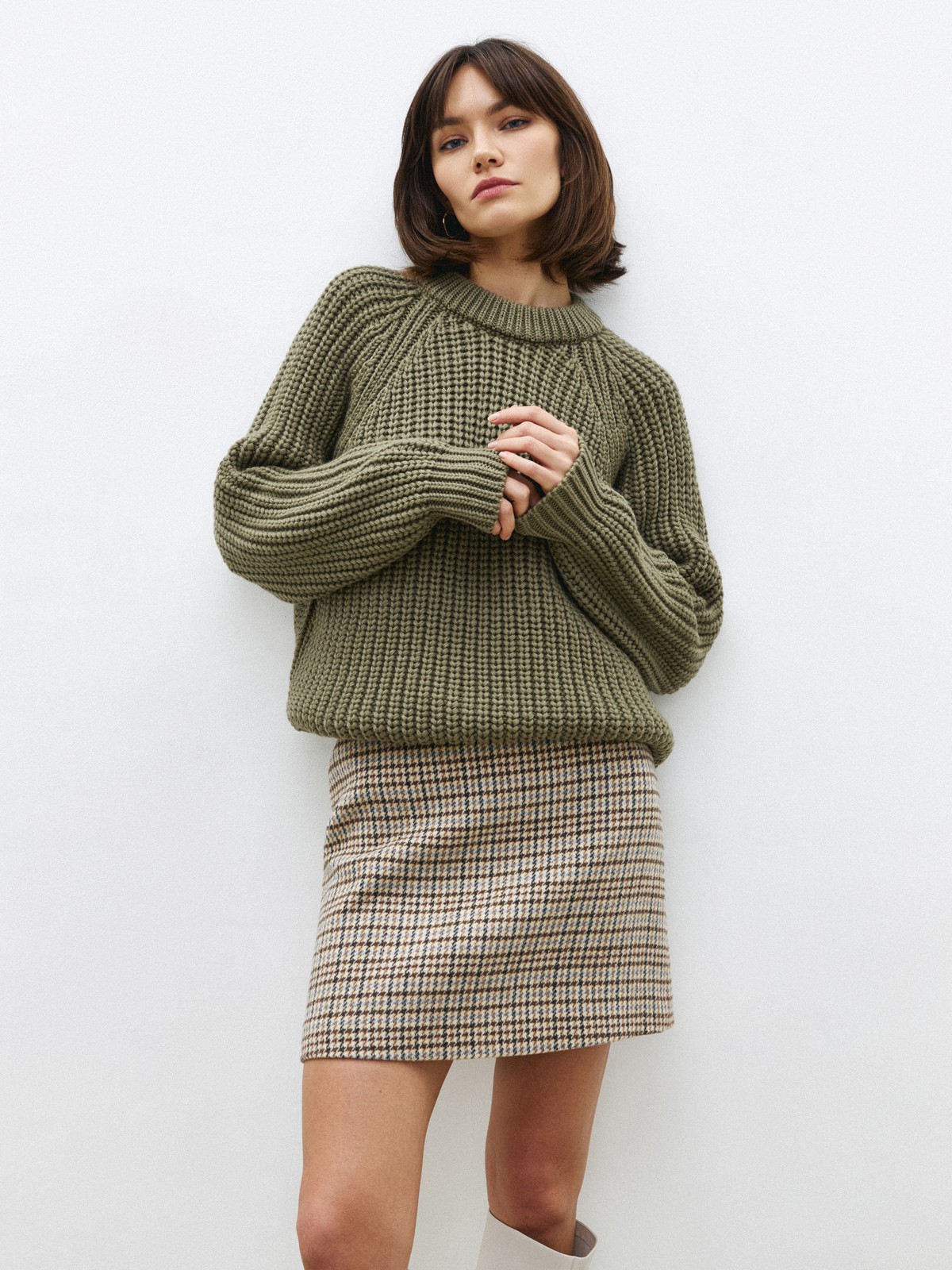 Свитер крупной вязки, цвет: светлый хаки Allweneed
Базовый свитер из шерсти. Фактурная вязка создает эффект воздушности. Модель с круглой горловиной и кантиком. Мягкий материал приятно касается кожи. Благодаря 80 % шерсти в составе свитер согревает в холодную погоду. Носите каждый день с любимыми джинсами и брюками. Два цвета на ваш выбор.
На модели размер one size