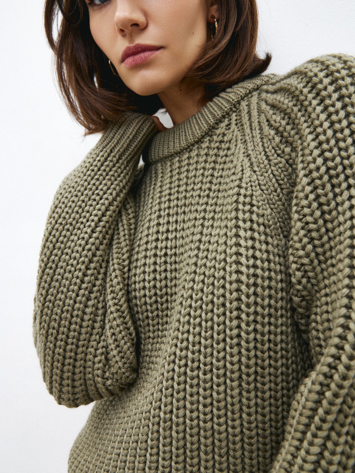 Свитер крупной вязки, цвет: светлый хаки Allweneed
Базовый свитер из шерсти. Фактурная вязка создает эффект воздушности. Модель с круглой горловиной и кантиком. Мягкий материал приятно касается кожи. Благодаря 80 % шерсти в составе свитер согревает в холодную погоду. Носите каждый день с любимыми джинсами и брюками. Два цвета на ваш выбор.
На модели размер one size