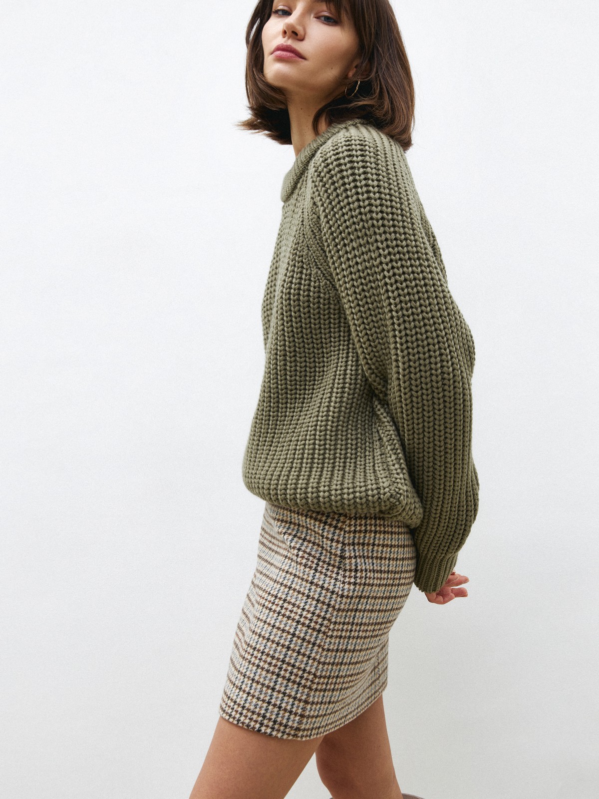 Свитер крупной вязки, цвет: светлый хаки Allweneed
Базовый свитер из шерсти. Фактурная вязка создает эффект воздушности. Модель с круглой горловиной и кантиком. Мягкий материал приятно касается кожи. Благодаря 80 % шерсти в составе свитер согревает в холодную погоду. Носите каждый день с любимыми джинсами и брюками. Два цвета на ваш выбор.
На модели размер one size