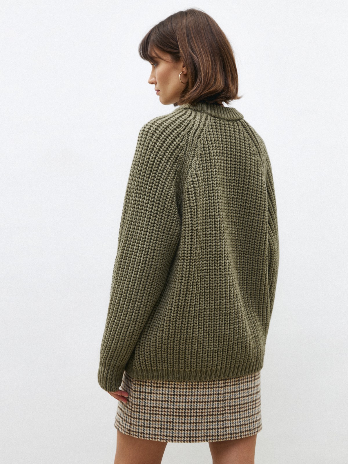 Свитер крупной вязки, цвет: светлый хаки Allweneed
Базовый свитер из шерсти. Фактурная вязка создает эффект воздушности. Модель с круглой горловиной и кантиком. Мягкий материал приятно касается кожи. Благодаря 80 % шерсти в составе свитер согревает в холодную погоду. Носите каждый день с любимыми джинсами и брюками. Два цвета на ваш выбор.
На модели размер one size