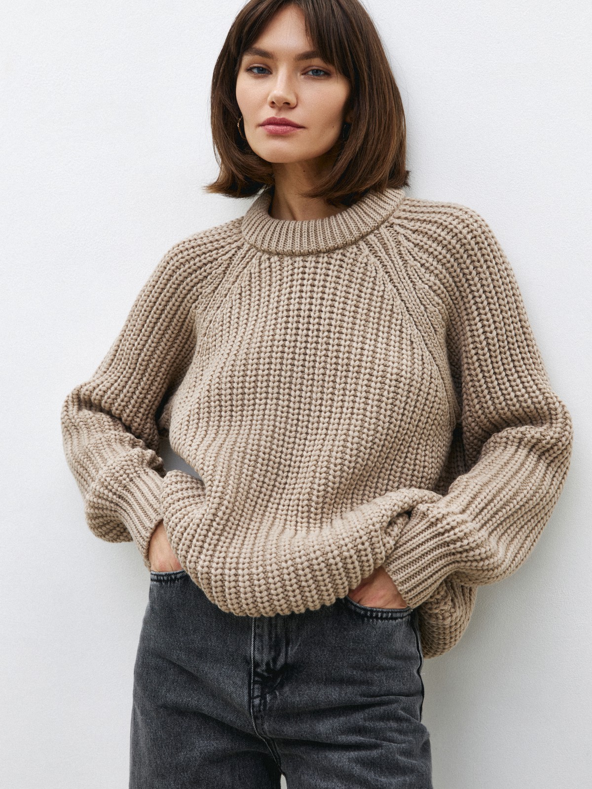 Свитер крупной вязки, цвет: латте Allweneed
Базовый свитер из шерсти. Фактурная вязка создает эффект воздушности. Модель с круглой горловиной и кантиком. Мягкий материал приятно касается кожи. Благодаря 80 % шерсти в составе свитер согревает в холодную погоду. Носите каждый день с любимыми джинсами и брюками. Два цвета на ваш выбор.
На модели размер one size