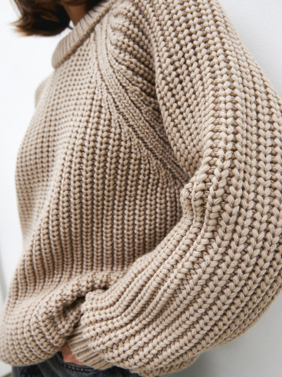 Свитер крупной вязки, цвет: латте Allweneed
Базовый свитер из шерсти. Фактурная вязка создает эффект воздушности. Модель с круглой горловиной и кантиком. Мягкий материал приятно касается кожи. Благодаря 80 % шерсти в составе свитер согревает в холодную погоду. Носите каждый день с любимыми джинсами и брюками. Два цвета на ваш выбор.
На модели размер one size