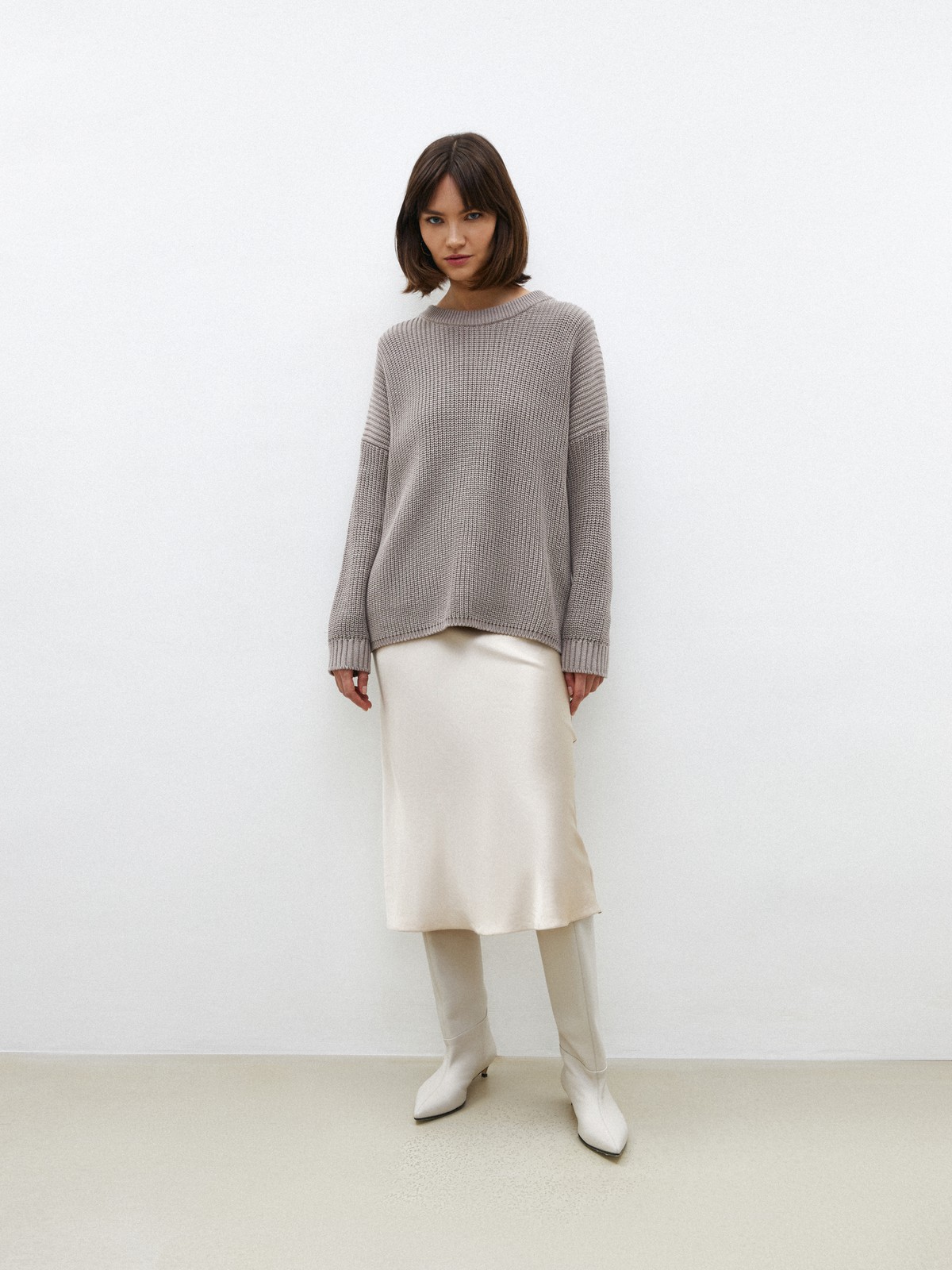 Свитер с круглым вырезом, цвет: какао Allweneed Хлопковый свитер крупной вязки с круглым вырезом. В нем удобно и уютно, его обладательница будет выглядеть как никогда женственно и изящно. Нежный хлопок дышит и позволяет поддерживать оптимальный температурный режим.
На модели размер one size