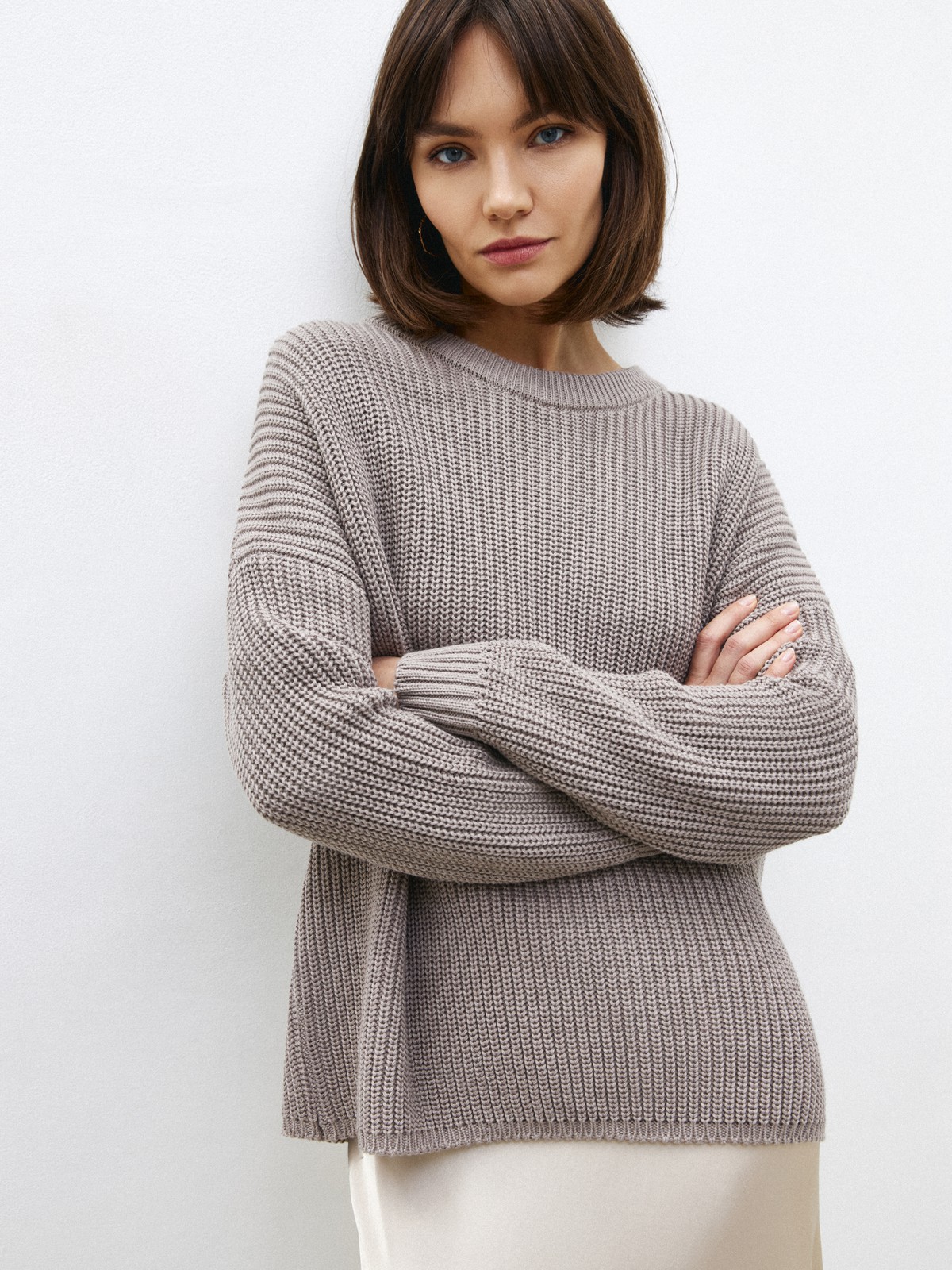 Свитер с круглым вырезом, цвет: какао Allweneed Хлопковый свитер крупной вязки с круглым вырезом. В нем удобно и уютно, его обладательница будет выглядеть как никогда женственно и изящно. Нежный хлопок дышит и позволяет поддерживать оптимальный температурный режим.
На модели размер one size