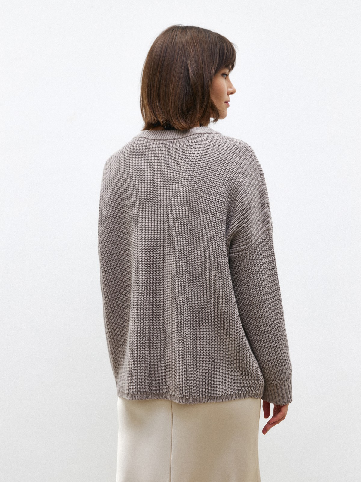 Свитер с круглым вырезом, цвет: какао Allweneed Хлопковый свитер крупной вязки с круглым вырезом. В нем удобно и уютно, его обладательница будет выглядеть как никогда женственно и изящно. Нежный хлопок дышит и позволяет поддерживать оптимальный температурный режим.
На модели размер one size