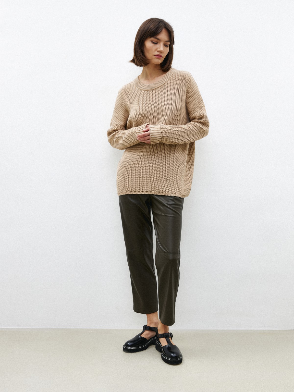 Свитер с круглым вырезом, цвет: бежевый Allweneed Хлопковый свитер крупной вязки с круглым вырезом. В нем удобно и уютно, его обладательница будет выглядеть как никогда женственно и изящно. Нежный хлопок дышит и позволяет поддерживать оптимальный температурный режим.
На модели размер one size