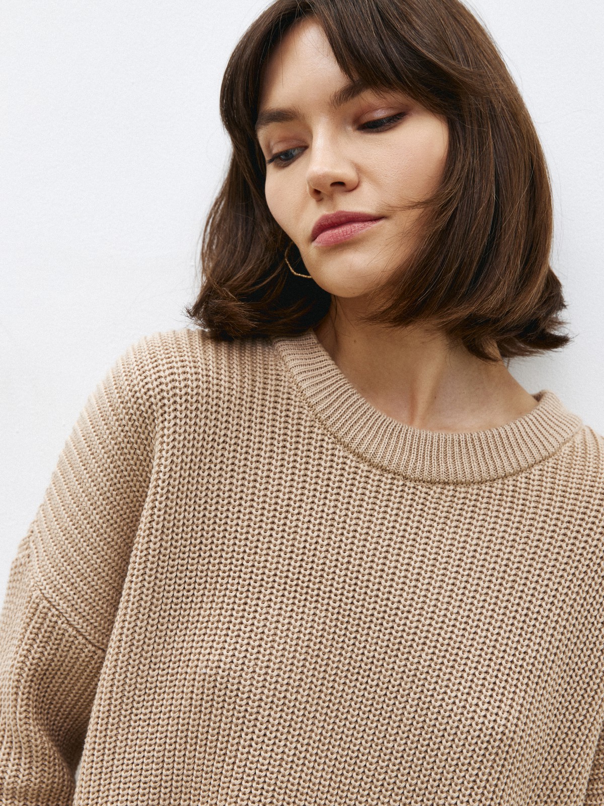 Свитер с круглым вырезом, цвет: бежевый Allweneed Хлопковый свитер крупной вязки с круглым вырезом. В нем удобно и уютно, его обладательница будет выглядеть как никогда женственно и изящно. Нежный хлопок дышит и позволяет поддерживать оптимальный температурный режим.
На модели размер one size