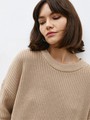 Свитер с круглым вырезом, цвет: бежевый Allweneed Хлопковый свитер крупной вязки с круглым вырезом. В нем удобно и уютно, его обладательница будет выглядеть как никогда женственно и изящно. Нежный хлопок дышит и позволяет поддерживать оптимальный температурный режим.
На модели размер one size