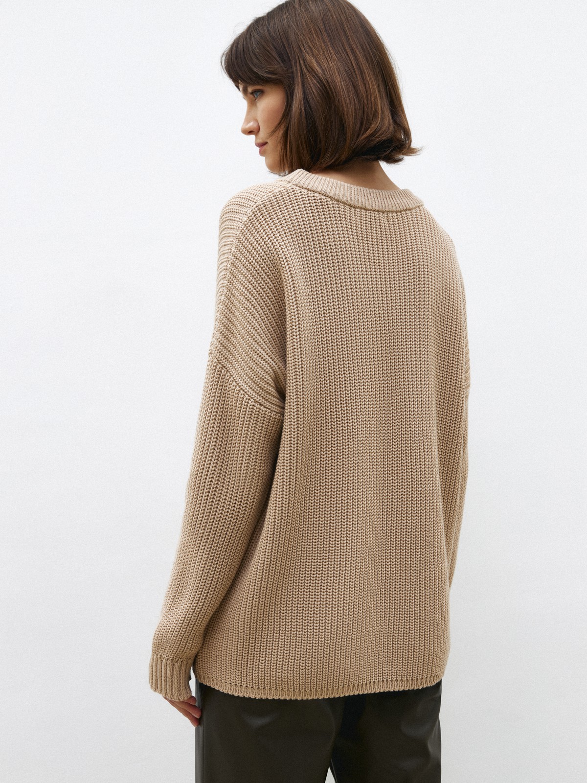 Свитер с круглым вырезом, цвет: бежевый Allweneed Хлопковый свитер крупной вязки с круглым вырезом. В нем удобно и уютно, его обладательница будет выглядеть как никогда женственно и изящно. Нежный хлопок дышит и позволяет поддерживать оптимальный температурный режим.
На модели размер one size