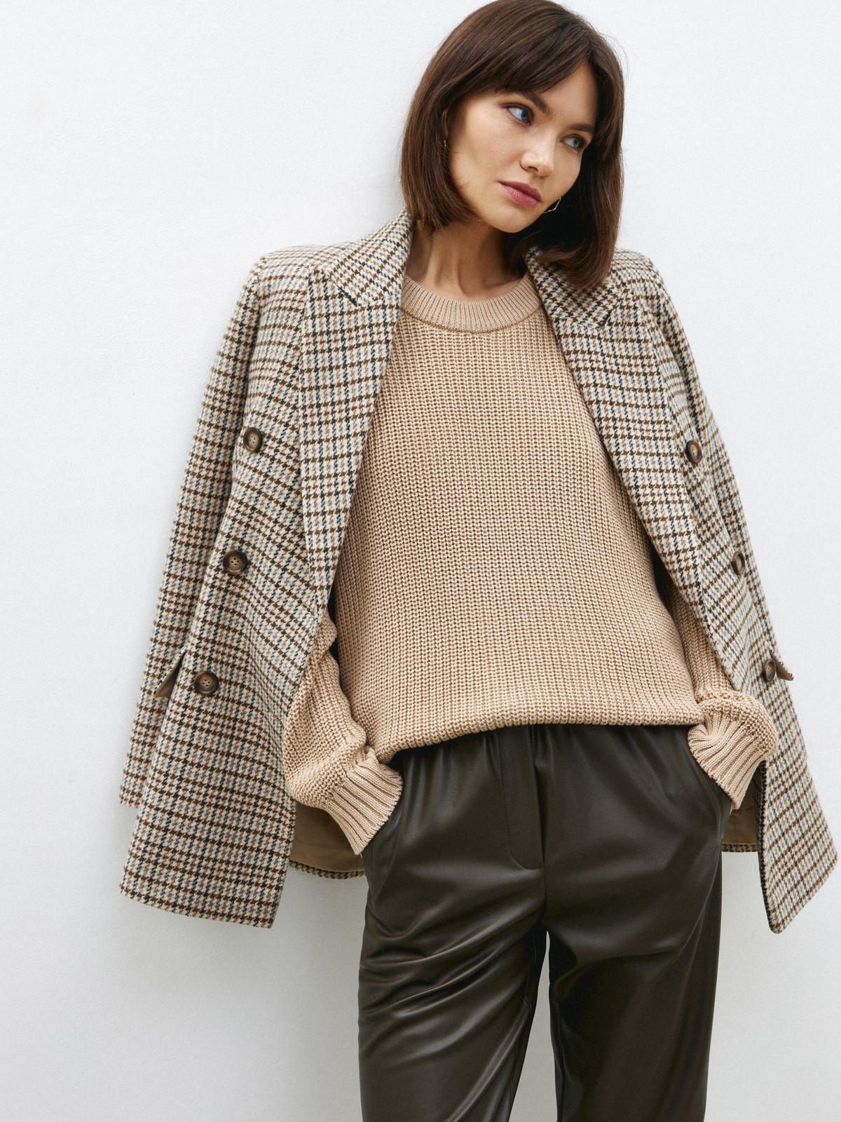 Свитер с круглым вырезом, цвет: бежевый Allweneed Хлопковый свитер крупной вязки с круглым вырезом. В нем удобно и уютно, его обладательница будет выглядеть как никогда женственно и изящно. Нежный хлопок дышит и позволяет поддерживать оптимальный температурный режим.
На модели размер one size