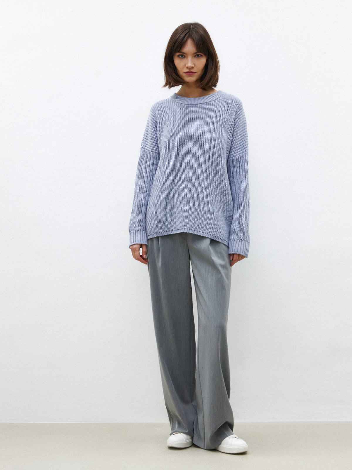 Хлопковый свитер крупной вязки с круглым вырезом. В нем удобно и уютно, его обладательница будет выглядеть как никогда женственно и изящно. Нежный хлопок дышит и позволяет поддерживать оптимальный температурный режим.

На модели размер one size