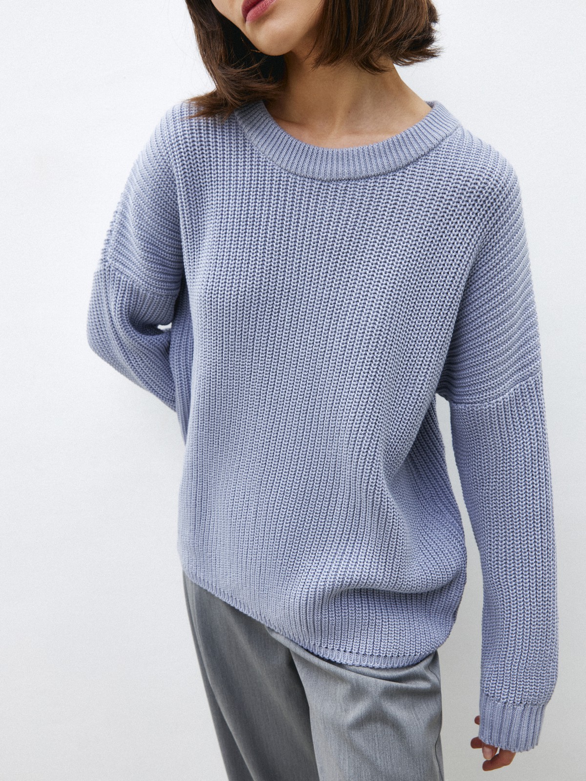 Хлопковый свитер крупной вязки с круглым вырезом. В нем удобно и уютно, его обладательница будет выглядеть как никогда женственно и изящно. Нежный хлопок дышит и позволяет поддерживать оптимальный температурный режим.

На модели размер one size