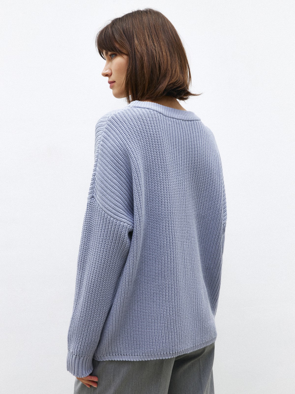 Хлопковый свитер крупной вязки с круглым вырезом. В нем удобно и уютно, его обладательница будет выглядеть как никогда женственно и изящно. Нежный хлопок дышит и позволяет поддерживать оптимальный температурный режим.

На модели размер one size