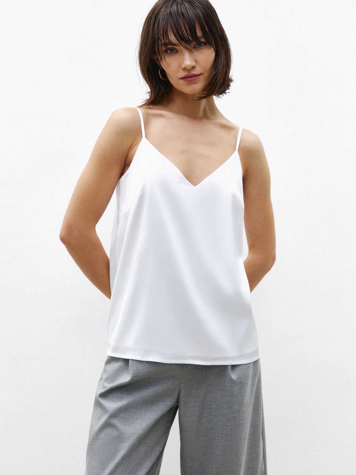 


Топ в бельевом стиле с треугольным вырезом на тонких регулируемых бретельках.

На модели размер XS