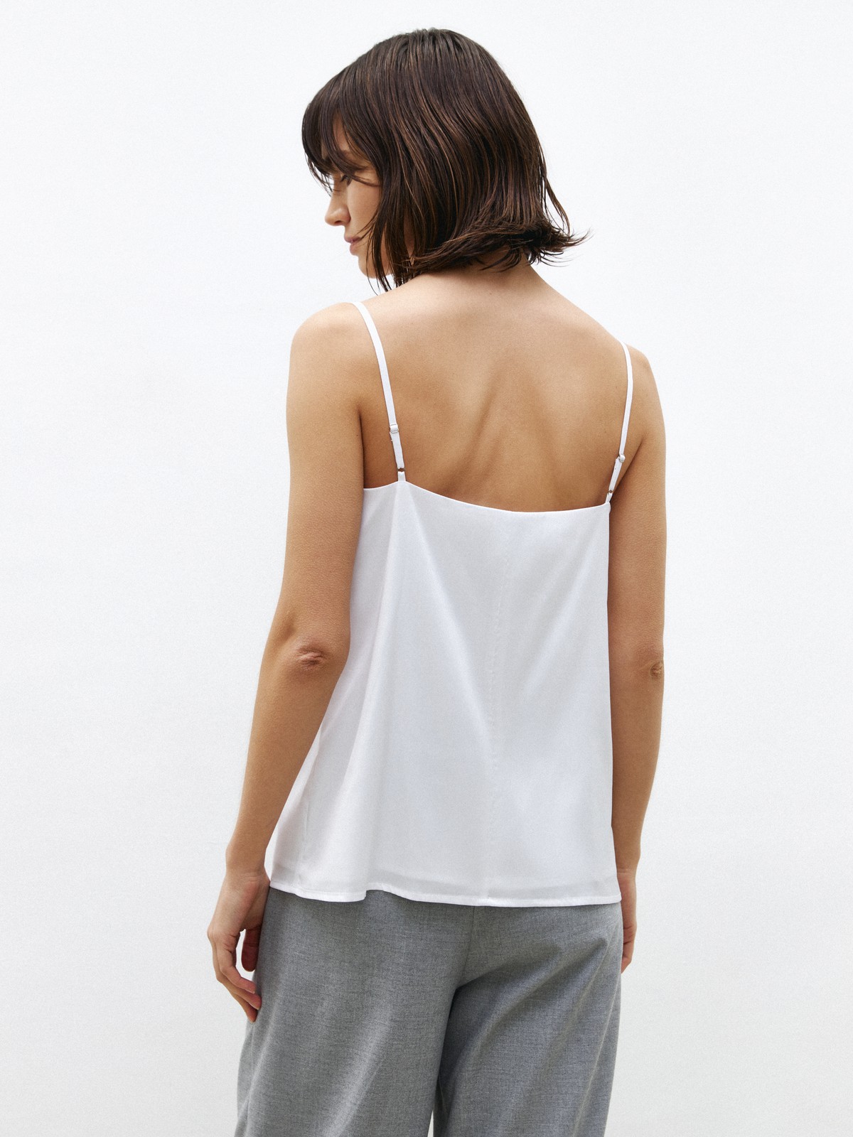 


Топ в бельевом стиле с треугольным вырезом на тонких регулируемых бретельках.

На модели размер XS