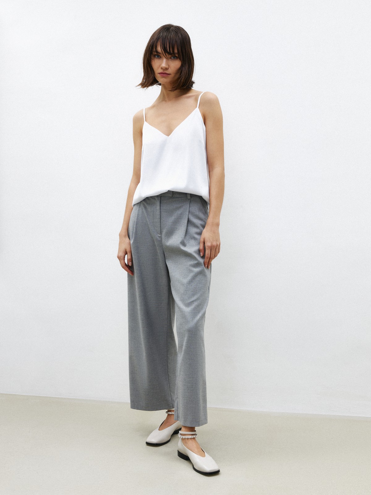 


Топ в бельевом стиле с треугольным вырезом на тонких регулируемых бретельках.

На модели размер XS