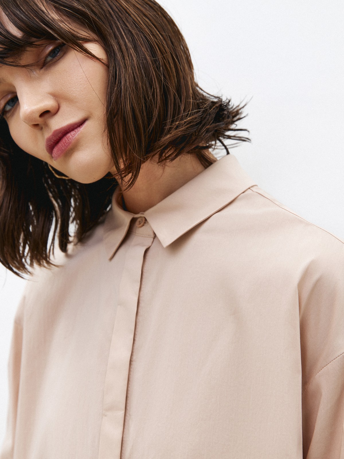 Рубашка oversize, цвет: бежевый Allweneed Рубашка oversize кроя с отложным воротником изастежкой на пуговицы. Длинные рукава с классическими манжетами. Слегка удлиненная спинка. Носите навыпуск или заправленной в контрастную юбку, шорты или брюки.