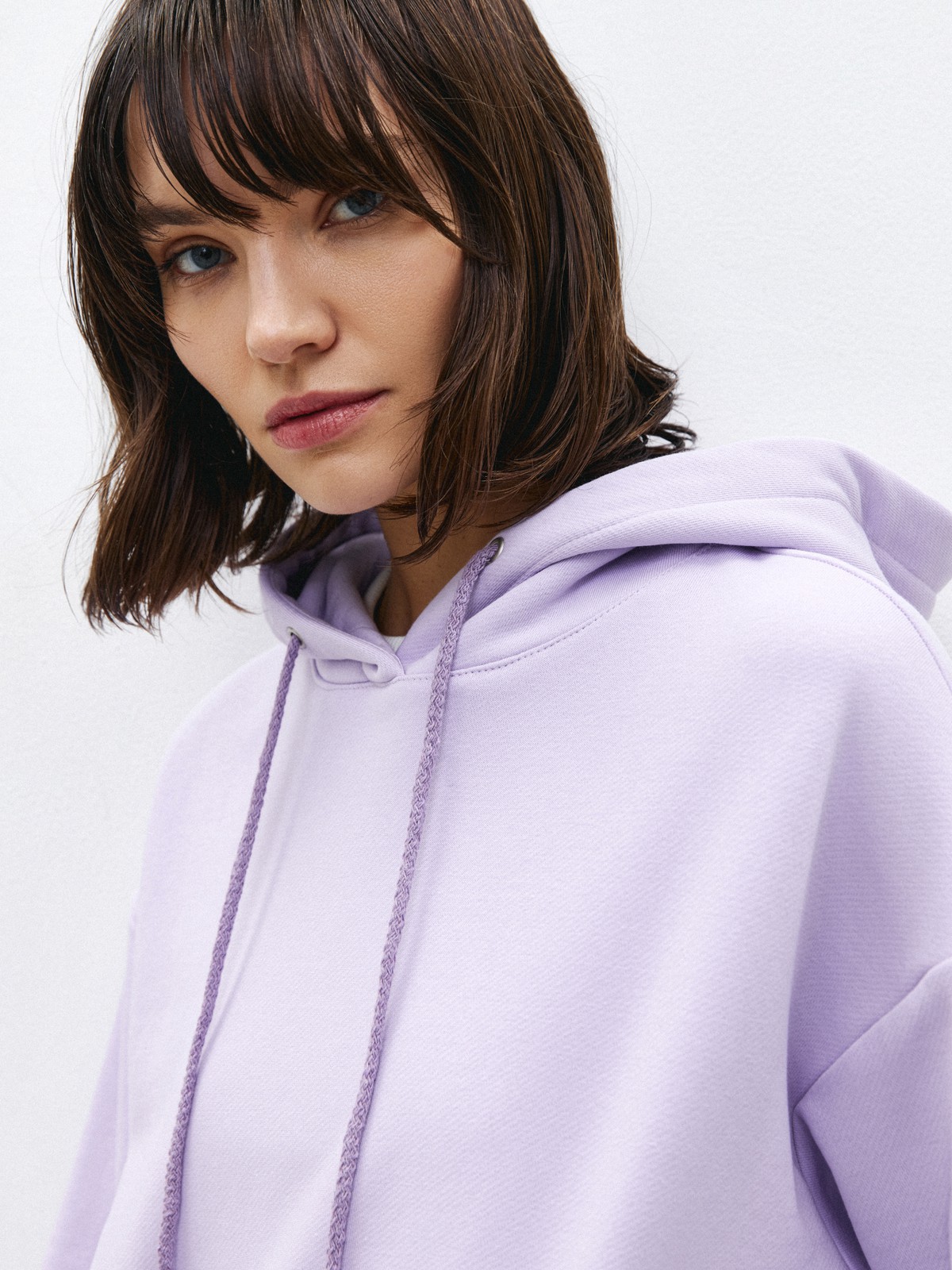 Худи свободного силуэта. Модель дополнена регулируемым капюшоном и двумя карманами. Дополните расслабленный образ спортивными брюками в тон.

На модели размер XS