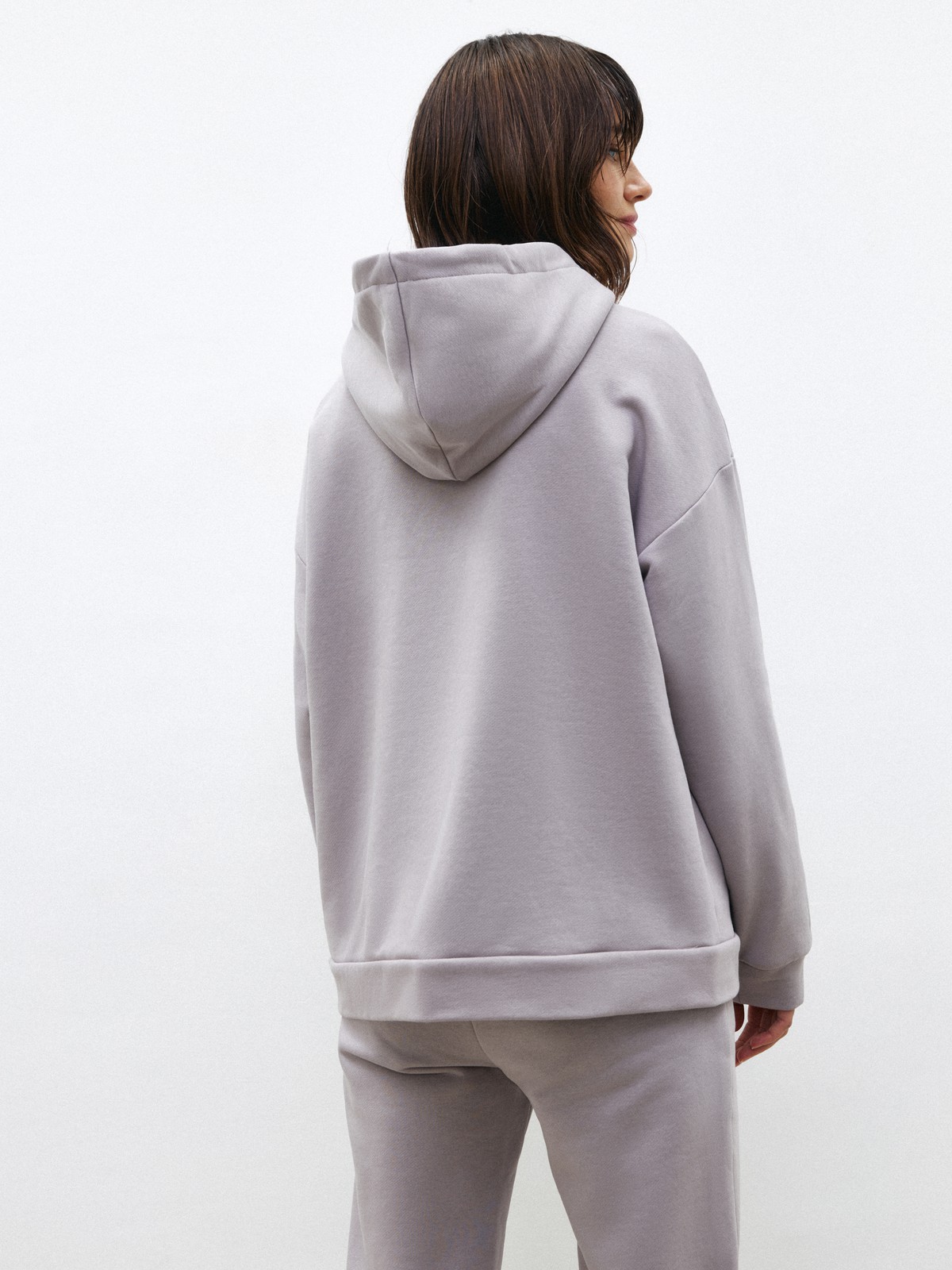 Худи свободного силуэта. Модель дополнена регулируемым капюшоном и двумя карманами. Дополните расслабленный образ спортивными брюками в тон.

На модели размер XS