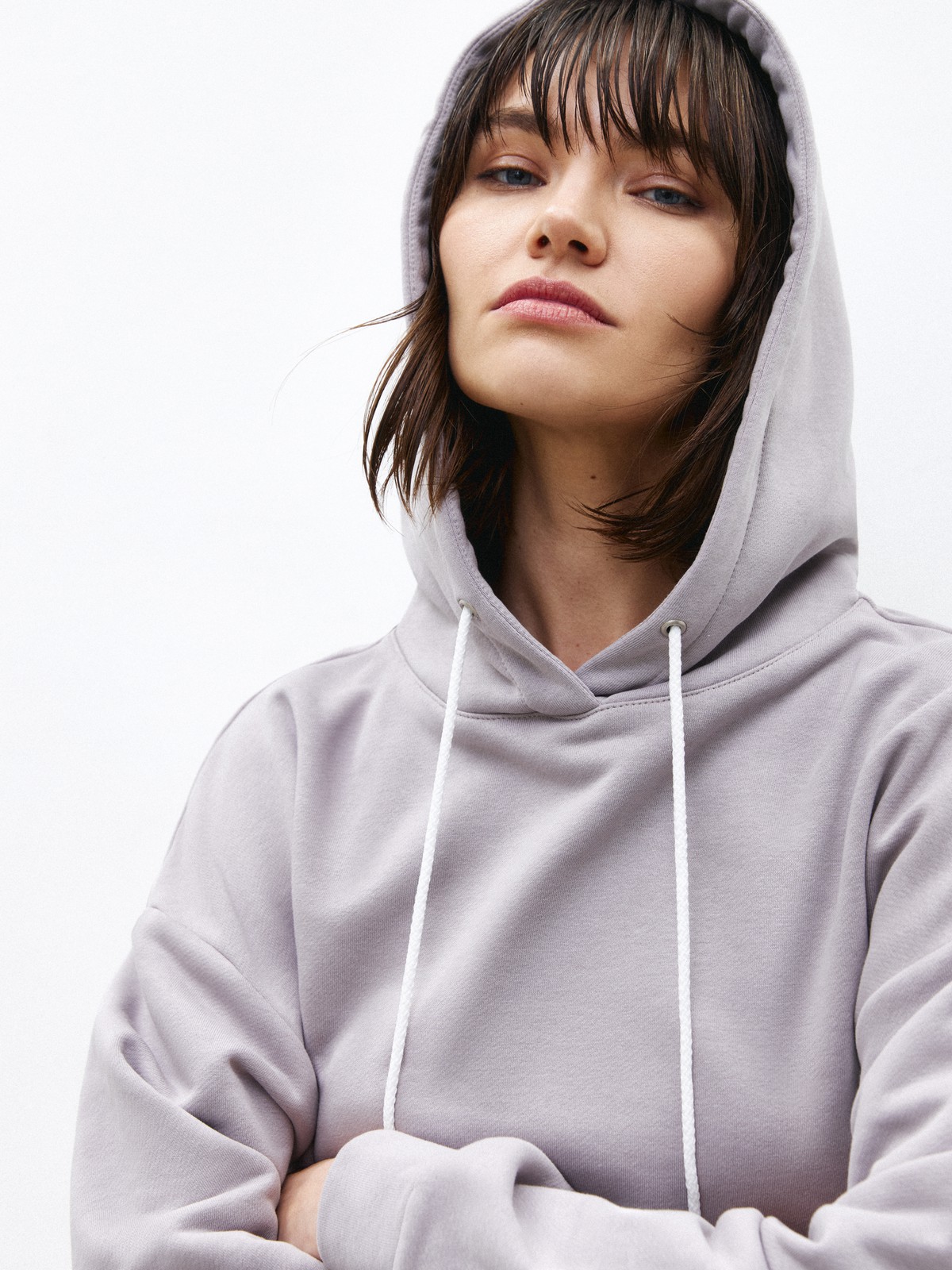 Худи свободного силуэта. Модель дополнена регулируемым капюшоном и двумя карманами. Дополните расслабленный образ спортивными брюками в тон.

На модели размер XS