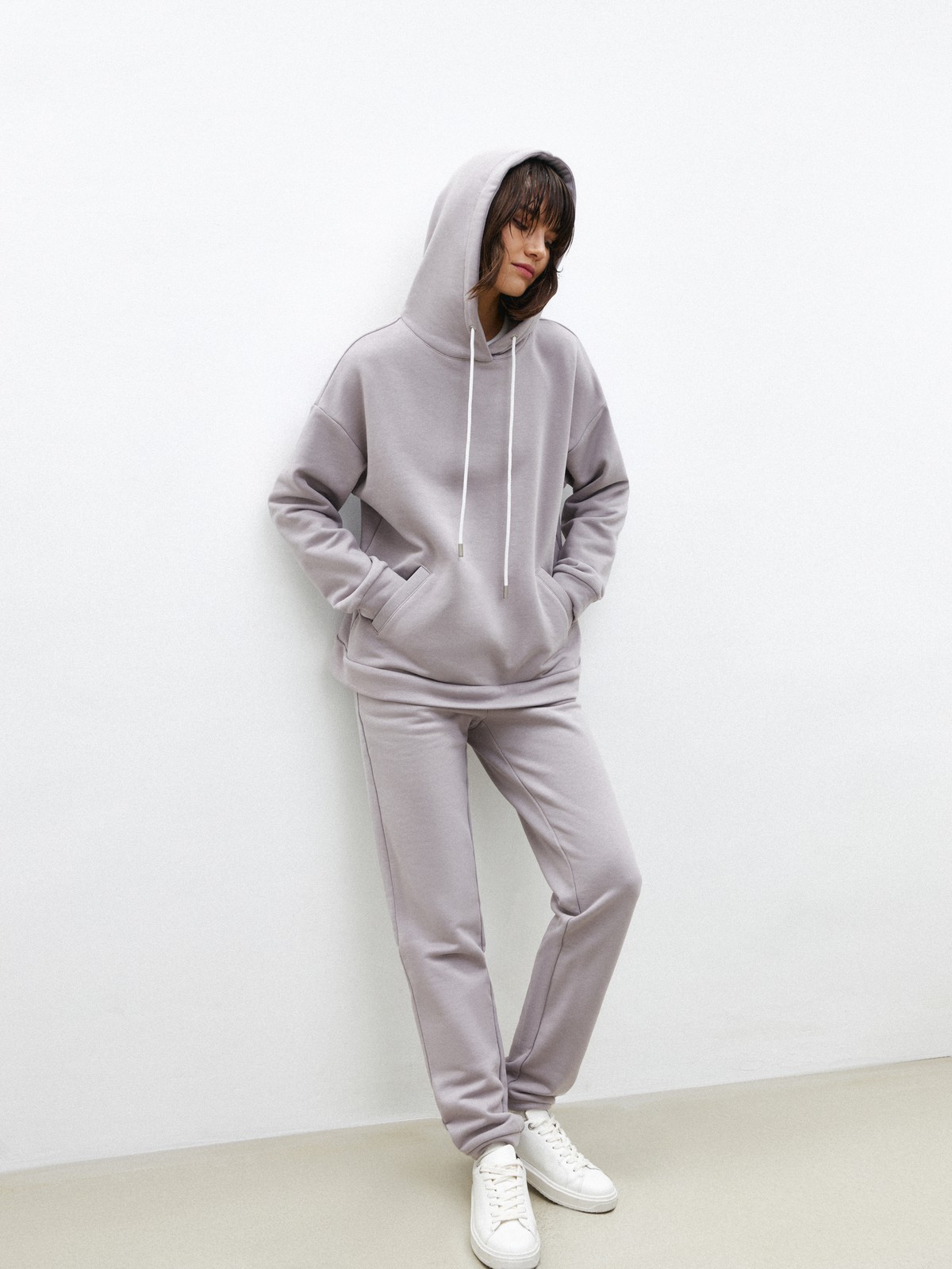 Худи свободного силуэта. Модель дополнена регулируемым капюшоном и двумя карманами. Дополните расслабленный образ спортивными брюками в тон.

На модели размер XS