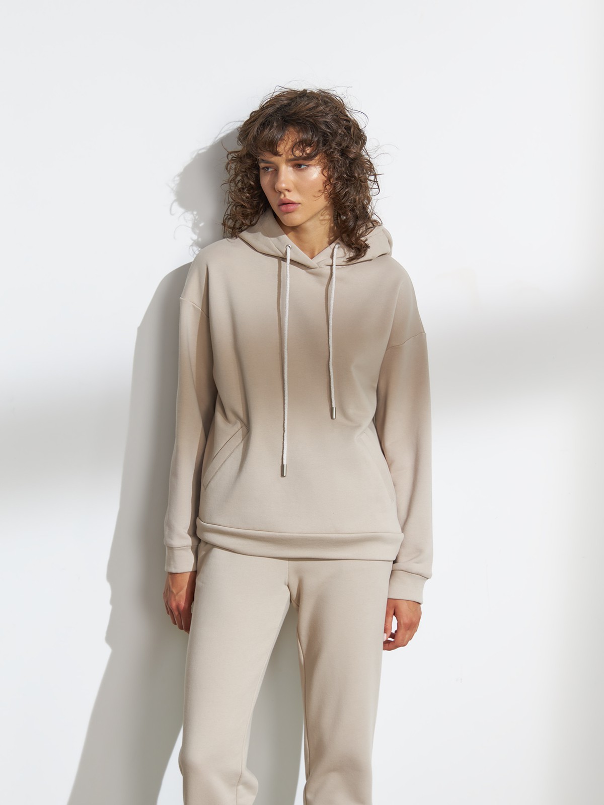 Толстовка с капюшоном, цвет: бежевый Allweneed Худи свободного силуэта. Модель дополнена регулируемым капюшоном и двумя карманами. Дополните расслабленный образ спортивными брюками в тон.
На модели размер XS