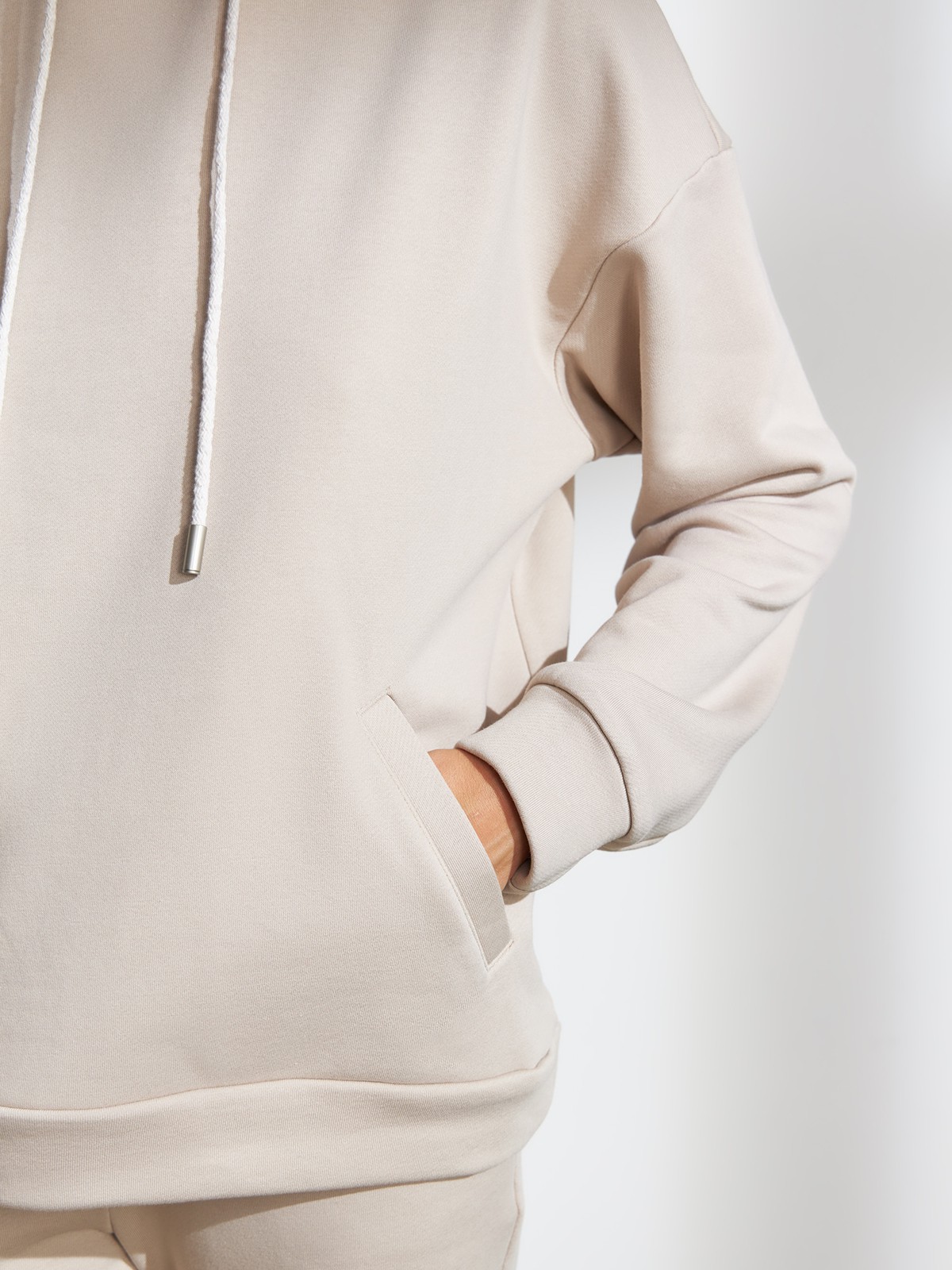 Толстовка с капюшоном, цвет: бежевый Allweneed Худи свободного силуэта. Модель дополнена регулируемым капюшоном и двумя карманами. Дополните расслабленный образ спортивными брюками в тон.
На модели размер XS