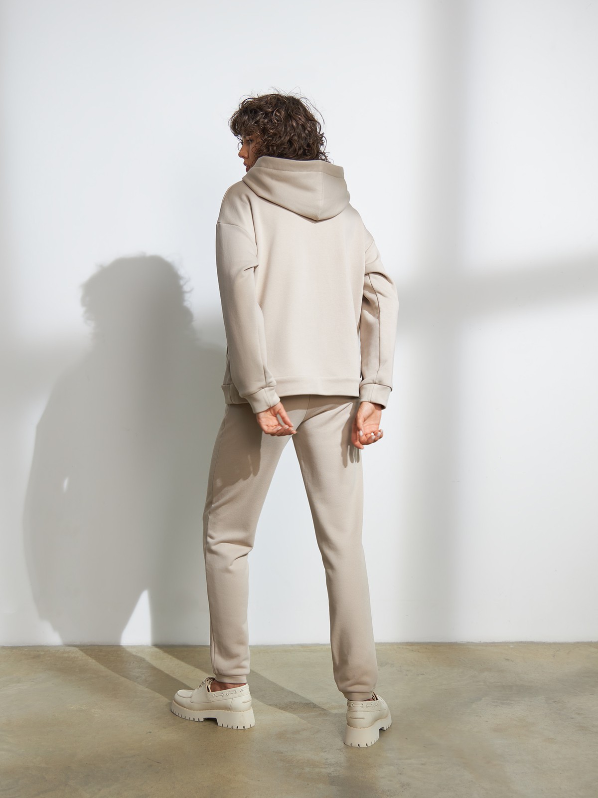 Толстовка с капюшоном, цвет: бежевый Allweneed Худи свободного силуэта. Модель дополнена регулируемым капюшоном и двумя карманами. Дополните расслабленный образ спортивными брюками в тон.
На модели размер XS