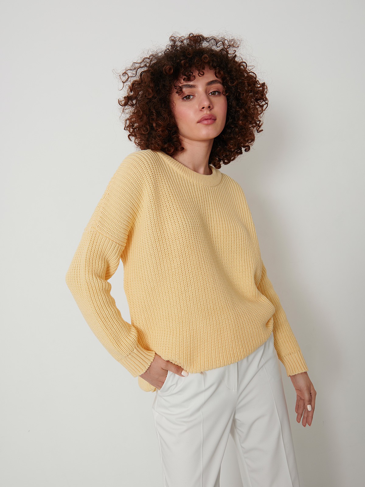 Свитер с круглым вырезом, цвет: ванильный Allweneed Хлопковый свитер крупной вязки с круглым вырезом. В нем удобно и уютно, его обладательница будет выглядеть как никогда женственно и изящно. Нежный хлопок дышит и позволяет поддерживать оптимальный температурный режим.
На модели размер one size