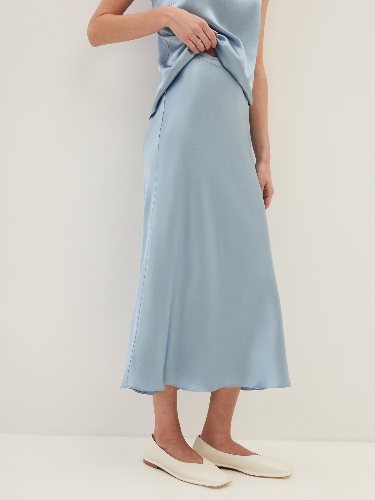 Юбка миди по косой, цвет: голубой Allweneed
Юбка длины миди с актуальным кроем по косой. Такой крой обеспечивает идеальную посадку по фигуре. Модель из ткани атласного переплетения, что придает ей благородный блеск. Ткань струится и переливается при ходьбе. Тонкий пояс на талии и потайная молния в боковом шве. Мы поработали над посадкой и добавили вытачки. Благодаря актуальному крою модель подчеркивает достоинства любой фигуры. Мы носим ее вместе с атласным или шелковым топом, а также миксуем со свитером и курткой-косухой.
На модели размер XS