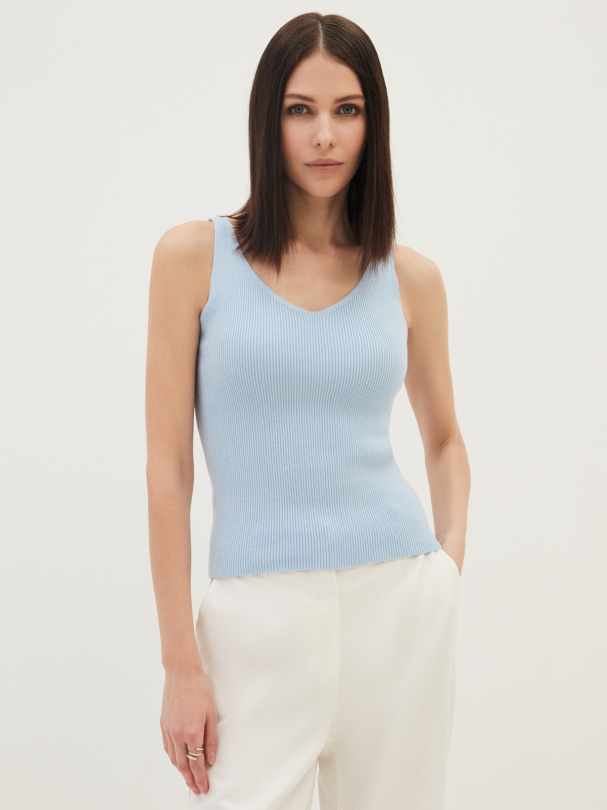 




Топ из вязаного полотна. Комфортной ширины бретели и красивая зона декольте. Это изделие слегка облегает и подчеркивает красоту фигуры. Носите с обычными джинсами или с юбками для женственных образов.

На модели размер XS