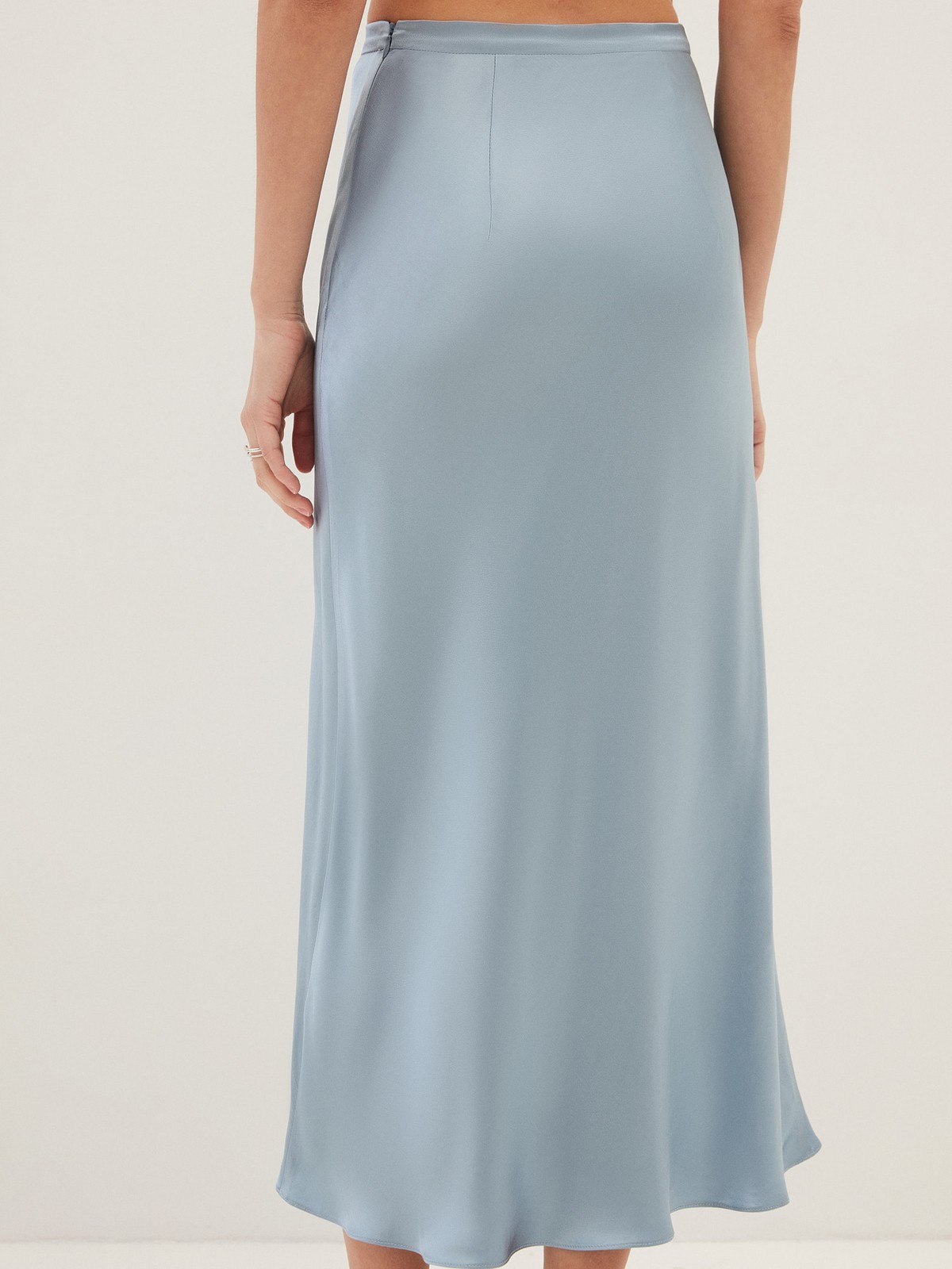 Юбка миди по косой, цвет: голубой Allweneed
Юбка длины миди с актуальным кроем по косой. Такой крой обеспечивает идеальную посадку по фигуре. Модель из ткани атласного переплетения, что придает ей благородный блеск. Ткань струится и переливается при ходьбе. Тонкий пояс на талии и потайная молния в боковом шве. Мы поработали над посадкой и добавили вытачки. Благодаря актуальному крою модель подчеркивает достоинства любой фигуры. Мы носим ее вместе с атласным или шелковым топом, а также миксуем со свитером и курткой-косухой.
На модели размер XS