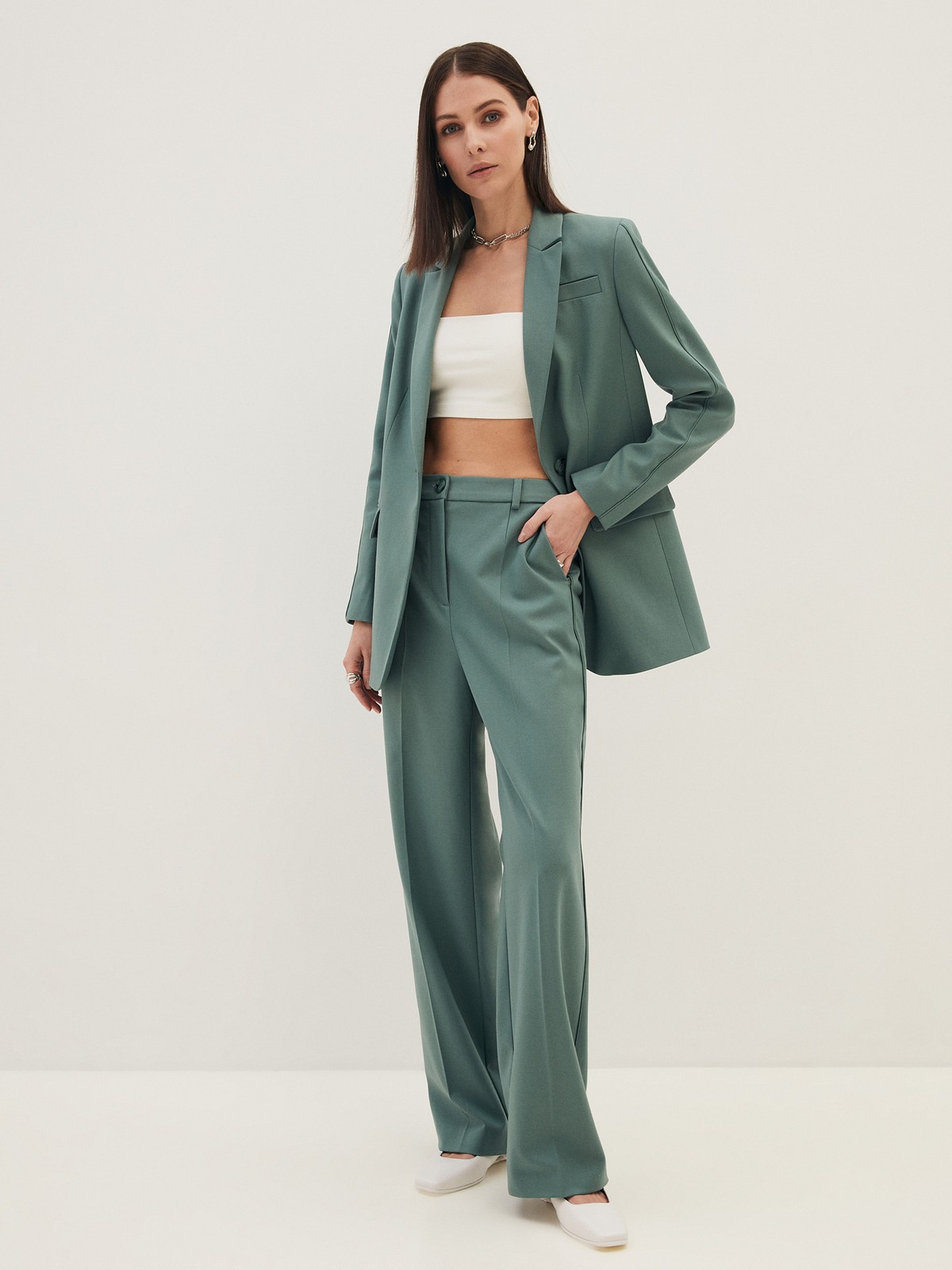 Прямые брюки с кантиком, цвет: мятный Allweneed
Широкие брюки из костюмной ткани, полной длины, с кантиком в боковом шве. Посадка на уровне талии для гармоничных пропорций. Два кармана по бокам. Мы сочетаем модель с однобортным жакетом из коллекции или носим с любым верхом: топом, топом-бандо или рубашкой. Наш любимый весенний оттенок лавандовый.
На модели размер XS