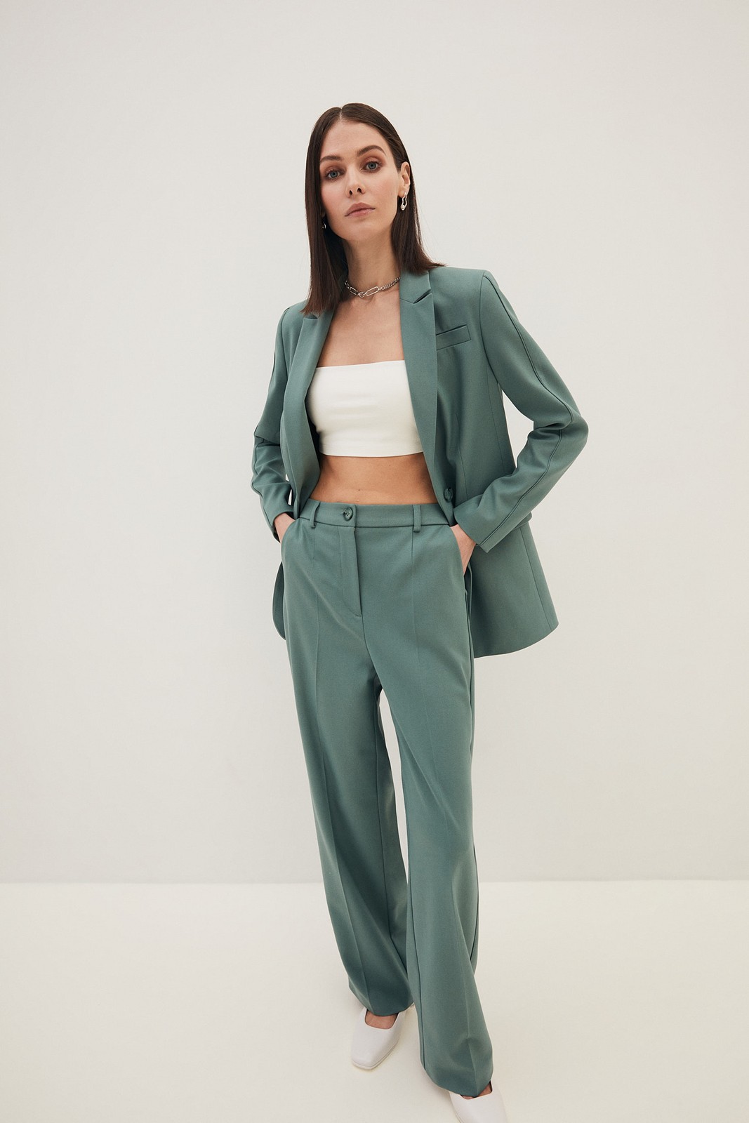 Прямые брюки с кантиком, цвет: мятный Allweneed
Широкие брюки из костюмной ткани, полной длины, с кантиком в боковом шве. Посадка на уровне талии для гармоничных пропорций. Два кармана по бокам. Мы сочетаем модель с однобортным жакетом из коллекции или носим с любым верхом: топом, топом-бандо или рубашкой. Наш любимый весенний оттенок лавандовый.
На модели размер XS