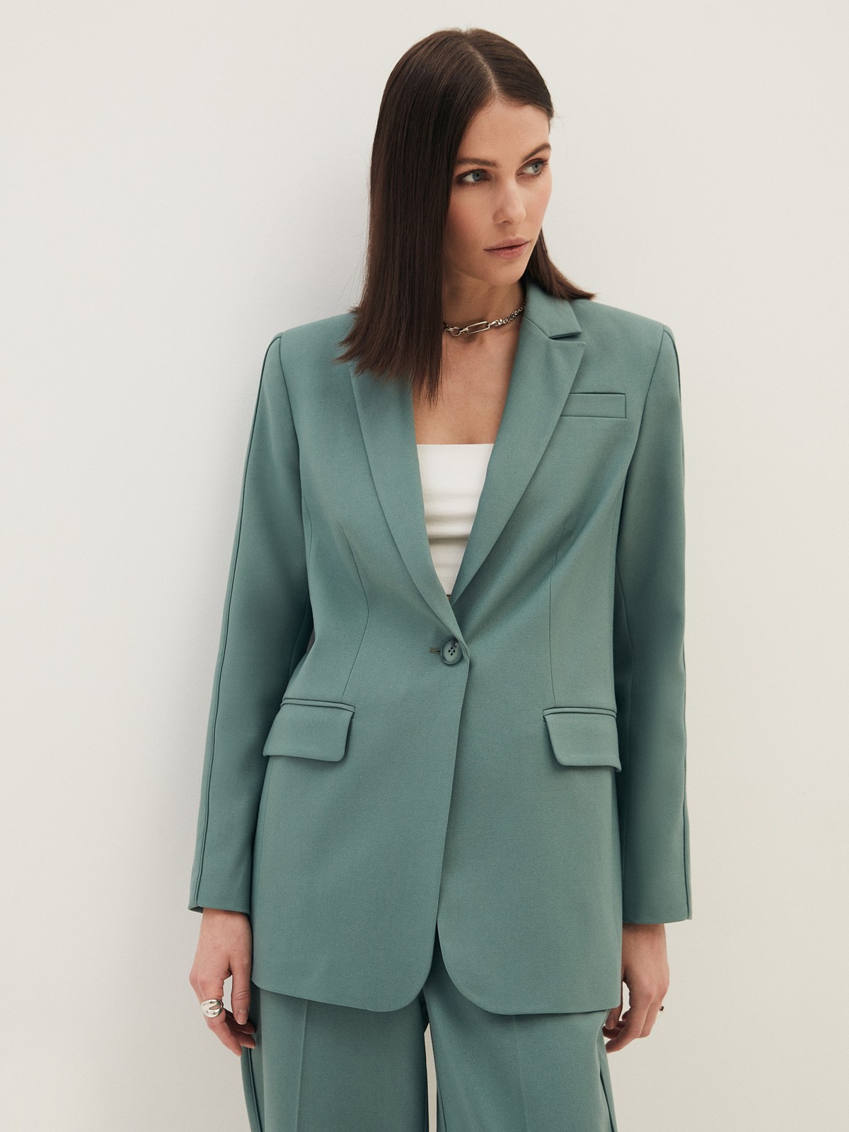 Однобортный жакет с кантиком, цвет: мятный Allweneed
Однобортный прямой жакет модель, которая будет популярна во все времена. Костюмная ткань с мягким переплетением волокон. Слегка свободная посадка. Застежка на одну пуговицу, декоративный карман и два рабочих кармана с клапанами, чтобы убрать помаду или телефон. Шлица на спинке для комфорта в движении. Состав изделия отличается по цветам. Обратите внимание на наш весенний фаворит модель цвета лаванды. Носите с брюками из новой коллекции.
На модели размер XS
