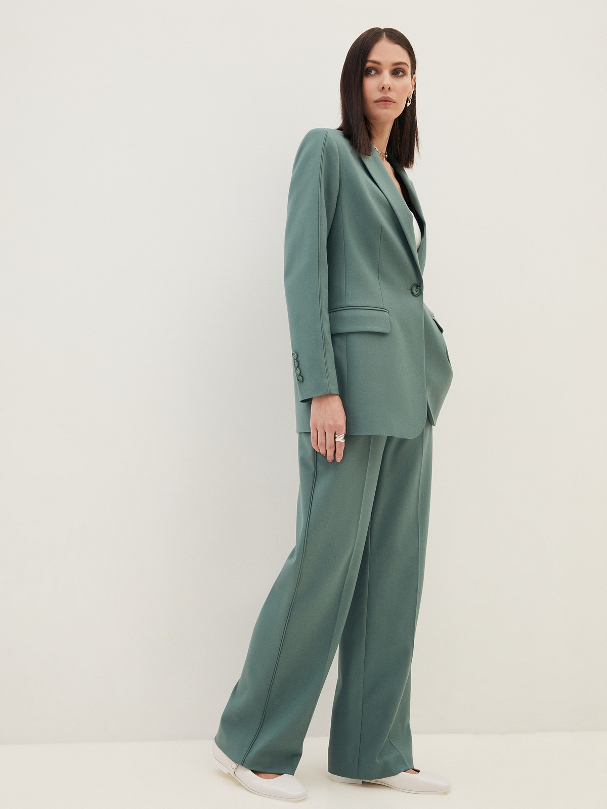 Однобортный жакет с кантиком, цвет: мятный Allweneed
Однобортный прямой жакет модель, которая будет популярна во все времена. Костюмная ткань с мягким переплетением волокон. Слегка свободная посадка. Застежка на одну пуговицу, декоративный карман и два рабочих кармана с клапанами, чтобы убрать помаду или телефон. Шлица на спинке для комфорта в движении. Состав изделия отличается по цветам. Обратите внимание на наш весенний фаворит модель цвета лаванды. Носите с брюками из новой коллекции.
На модели размер XS