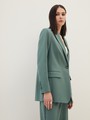 Однобортный жакет с кантиком, цвет: мятный Allweneed
Однобортный прямой жакет модель, которая будет популярна во все времена. Костюмная ткань с мягким переплетением волокон. Слегка свободная посадка. Застежка на одну пуговицу, декоративный карман и два рабочих кармана с клапанами, чтобы убрать помаду или телефон. Шлица на спинке для комфорта в движении. Состав изделия отличается по цветам. Обратите внимание на наш весенний фаворит модель цвета лаванды. Носите с брюками из новой коллекции.
На модели размер XS