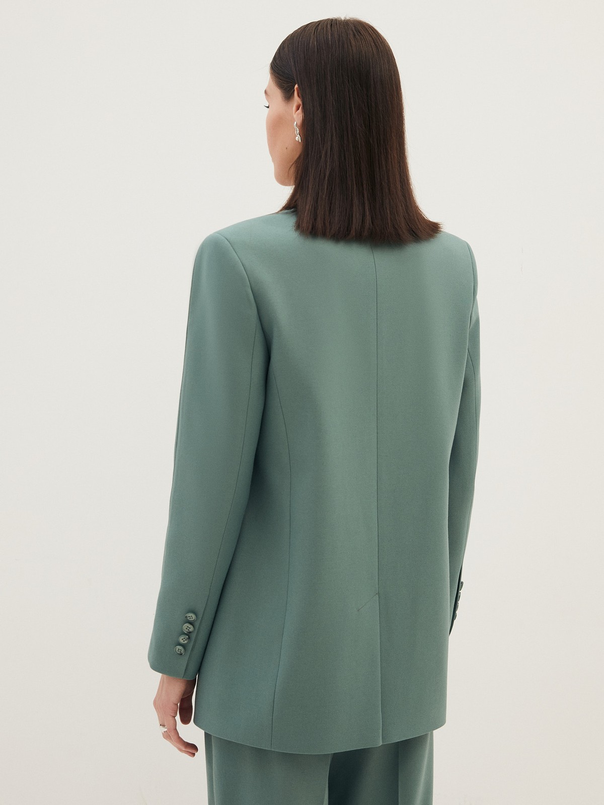 Однобортный жакет с кантиком, цвет: мятный Allweneed
Однобортный прямой жакет модель, которая будет популярна во все времена. Костюмная ткань с мягким переплетением волокон. Слегка свободная посадка. Застежка на одну пуговицу, декоративный карман и два рабочих кармана с клапанами, чтобы убрать помаду или телефон. Шлица на спинке для комфорта в движении. Состав изделия отличается по цветам. Обратите внимание на наш весенний фаворит модель цвета лаванды. Носите с брюками из новой коллекции.
На модели размер XS