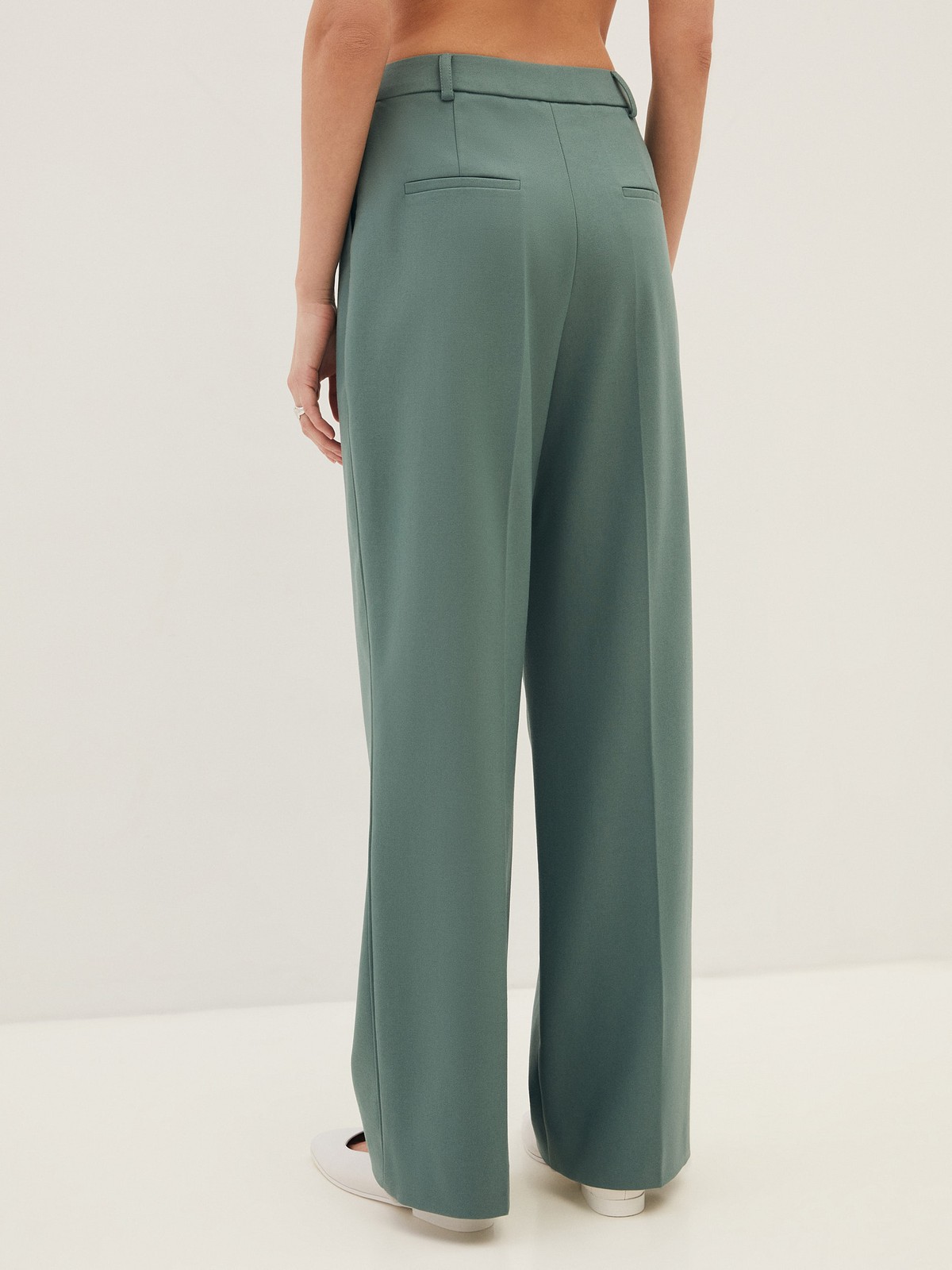 Прямые брюки с кантиком, цвет: мятный Allweneed
Широкие брюки из костюмной ткани, полной длины, с кантиком в боковом шве. Посадка на уровне талии для гармоничных пропорций. Два кармана по бокам. Мы сочетаем модель с однобортным жакетом из коллекции или носим с любым верхом: топом, топом-бандо или рубашкой. Наш любимый весенний оттенок лавандовый.
На модели размер XS