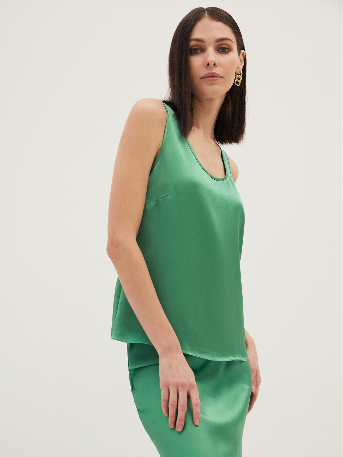 


Топ из ткани атласного переплетения, которая деликатно переливается на солнце. Широкие бретели для вашего комфорта. Мы добились прекрасной посадки по фигуре благодаря шву на спинке и нагрудным вытачкам. Можно носить комплектом с атласной юбкой из коллекции или сочетать с любимыми джинсами на каждый день. Обратите внимание, что состав модели различается в разных цветовых исполнениях. Да, нам тоже сложно определиться с одним оттенком.

На модели размер XS