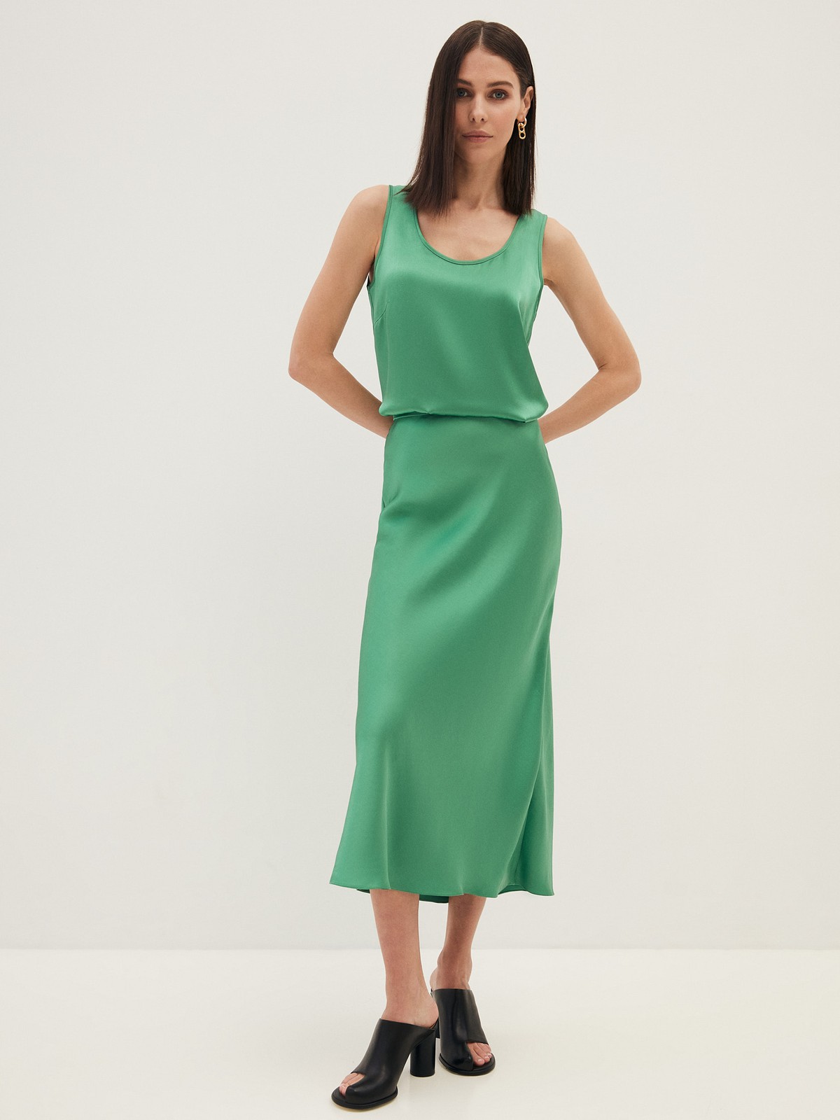 


Топ из ткани атласного переплетения, которая деликатно переливается на солнце. Широкие бретели для вашего комфорта. Мы добились прекрасной посадки по фигуре благодаря шву на спинке и нагрудным вытачкам. Можно носить комплектом с атласной юбкой из коллекции или сочетать с любимыми джинсами на каждый день. Обратите внимание, что состав модели различается в разных цветовых исполнениях. Да, нам тоже сложно определиться с одним оттенком.

На модели размер XS