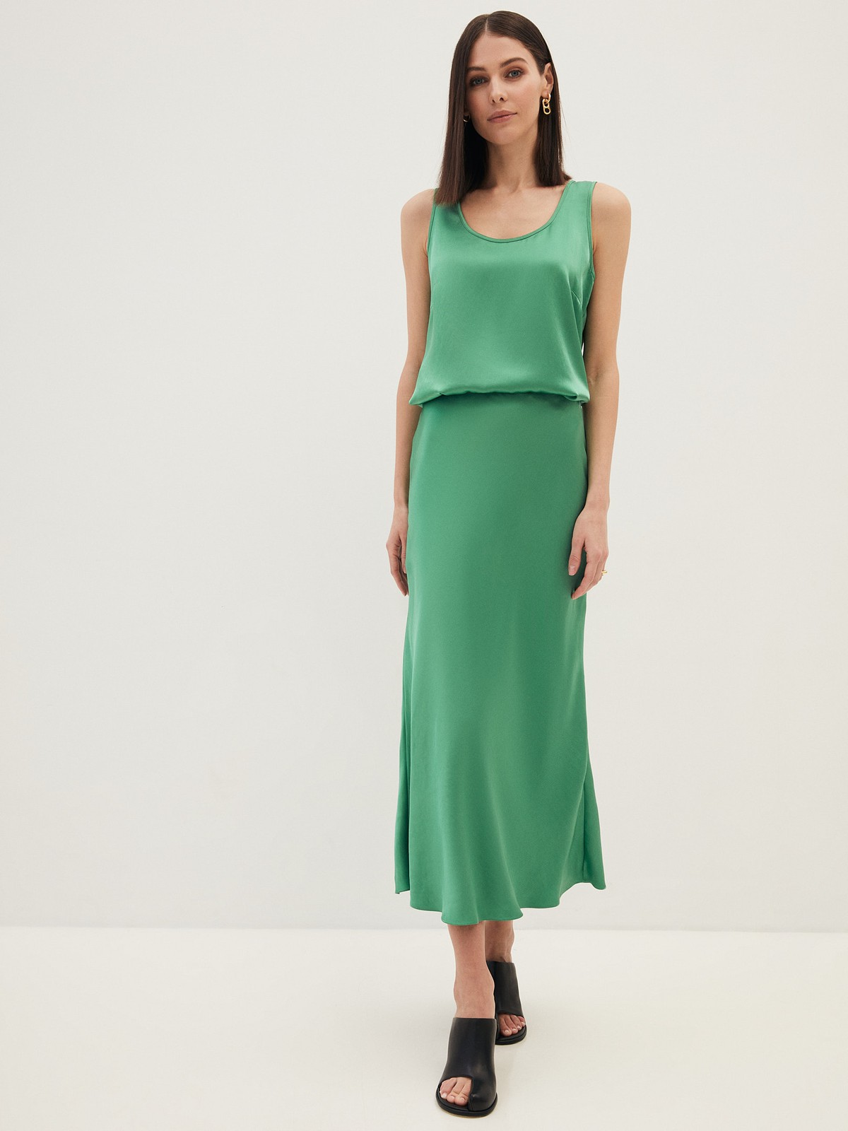 Юбка миди по косой, цвет: зеленый Allweneed
Юбка длины миди с актуальным кроем по косой. Такой крой обеспечивает идеальную посадку по фигуре. Модель из ткани атласного переплетения, что придает ей благородный блеск. Ткань струится и переливается при ходьбе. Тонкий пояс на талии и потайная молния в боковом шве. Мы поработали над посадкой и добавили вытачки. Благодаря актуальному крою модель подчеркивает достоинства любой фигуры. Мы носим ее вместе с атласным или шелковым топом, а также миксуем со свитером и курткой-косухой.
На модели размер XS