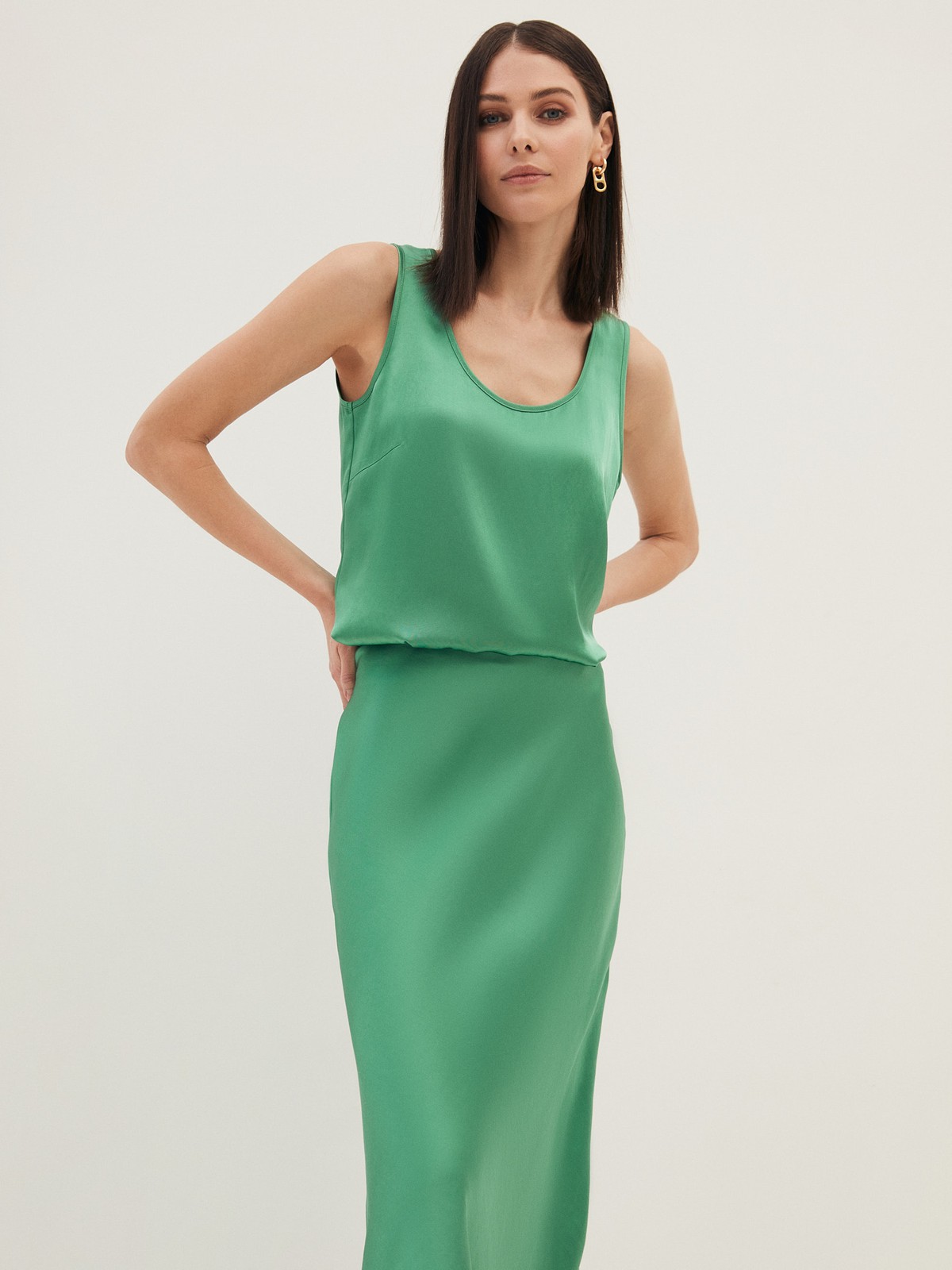 


Топ из ткани атласного переплетения, которая деликатно переливается на солнце. Широкие бретели для вашего комфорта. Мы добились прекрасной посадки по фигуре благодаря шву на спинке и нагрудным вытачкам. Можно носить комплектом с атласной юбкой из коллекции или сочетать с любимыми джинсами на каждый день. Обратите внимание, что состав модели различается в разных цветовых исполнениях. Да, нам тоже сложно определиться с одним оттенком.

На модели размер XS